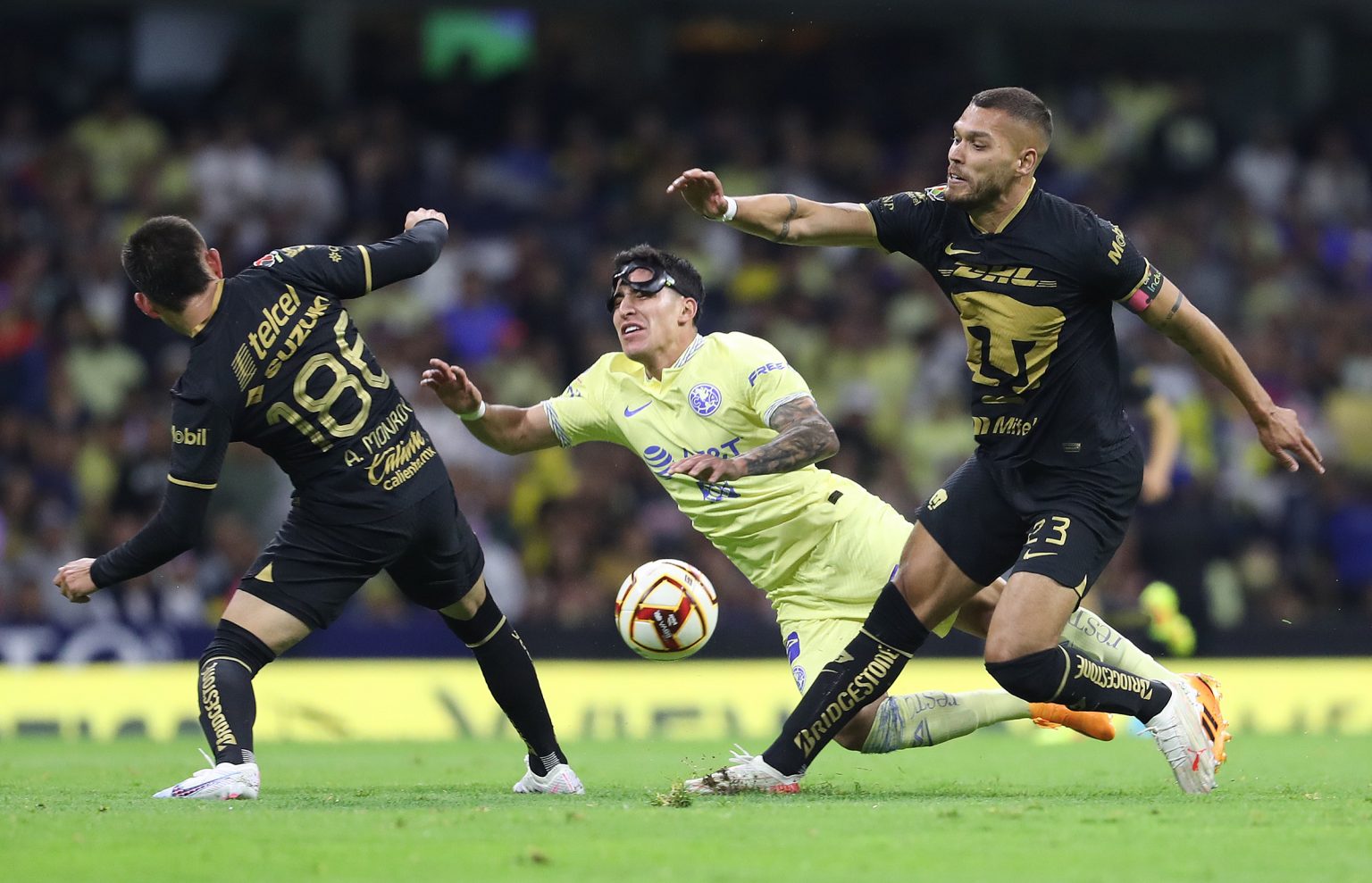 Tras intenso partido, Pumas y América empatan en el Estadio Azteca