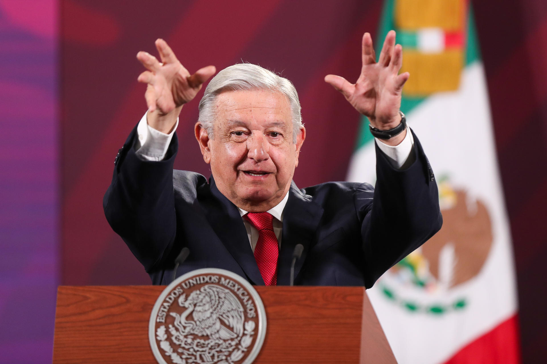 AMLO reclama a INAI que ordenara dar a conocer su título profesional