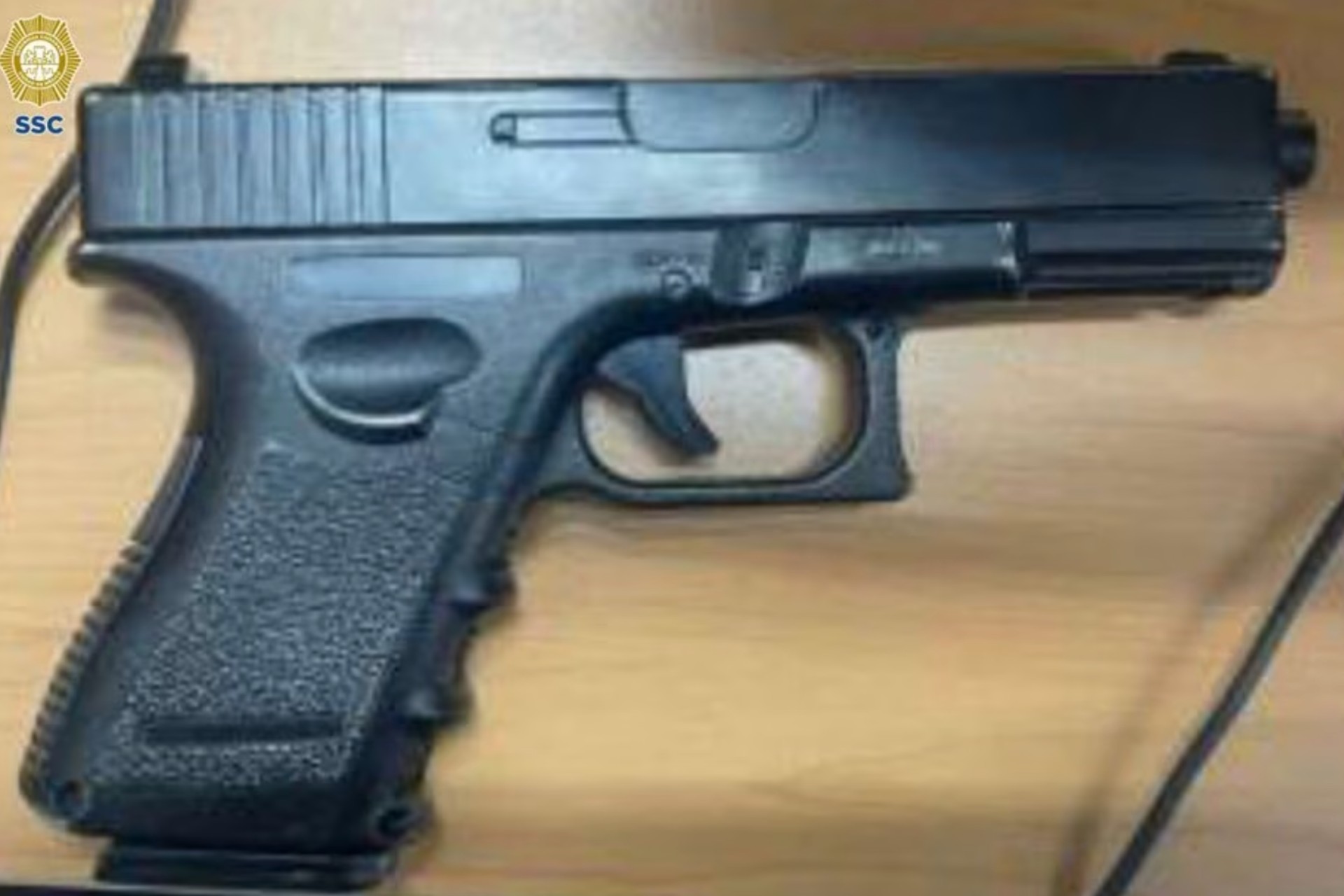 Detienen a menor de 14 años y cómplice tras asaltar con pistola falsa en CDMX