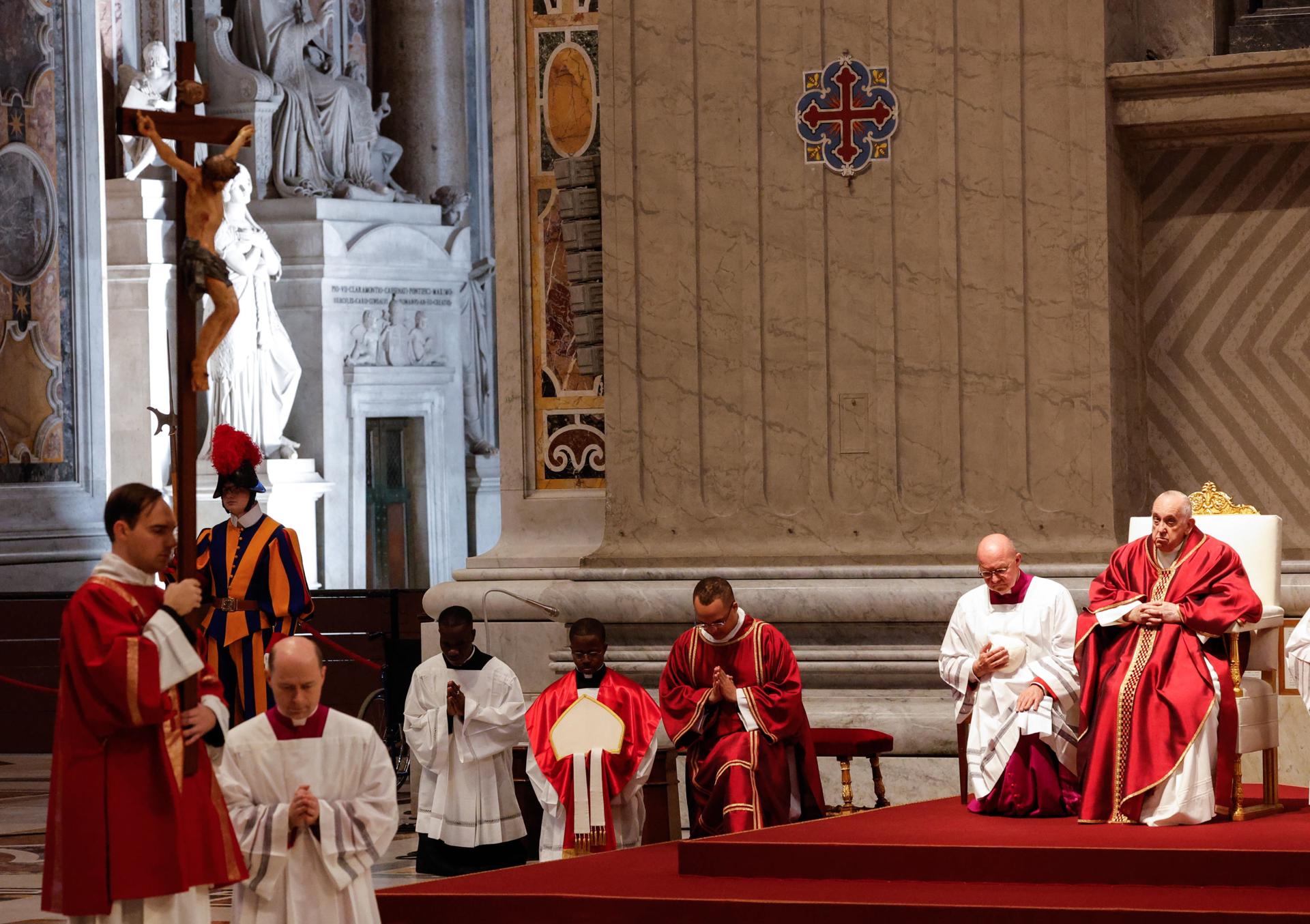 Un ruso y un ucraniano piden por la paz en el Vía Crucis del papa Francisco