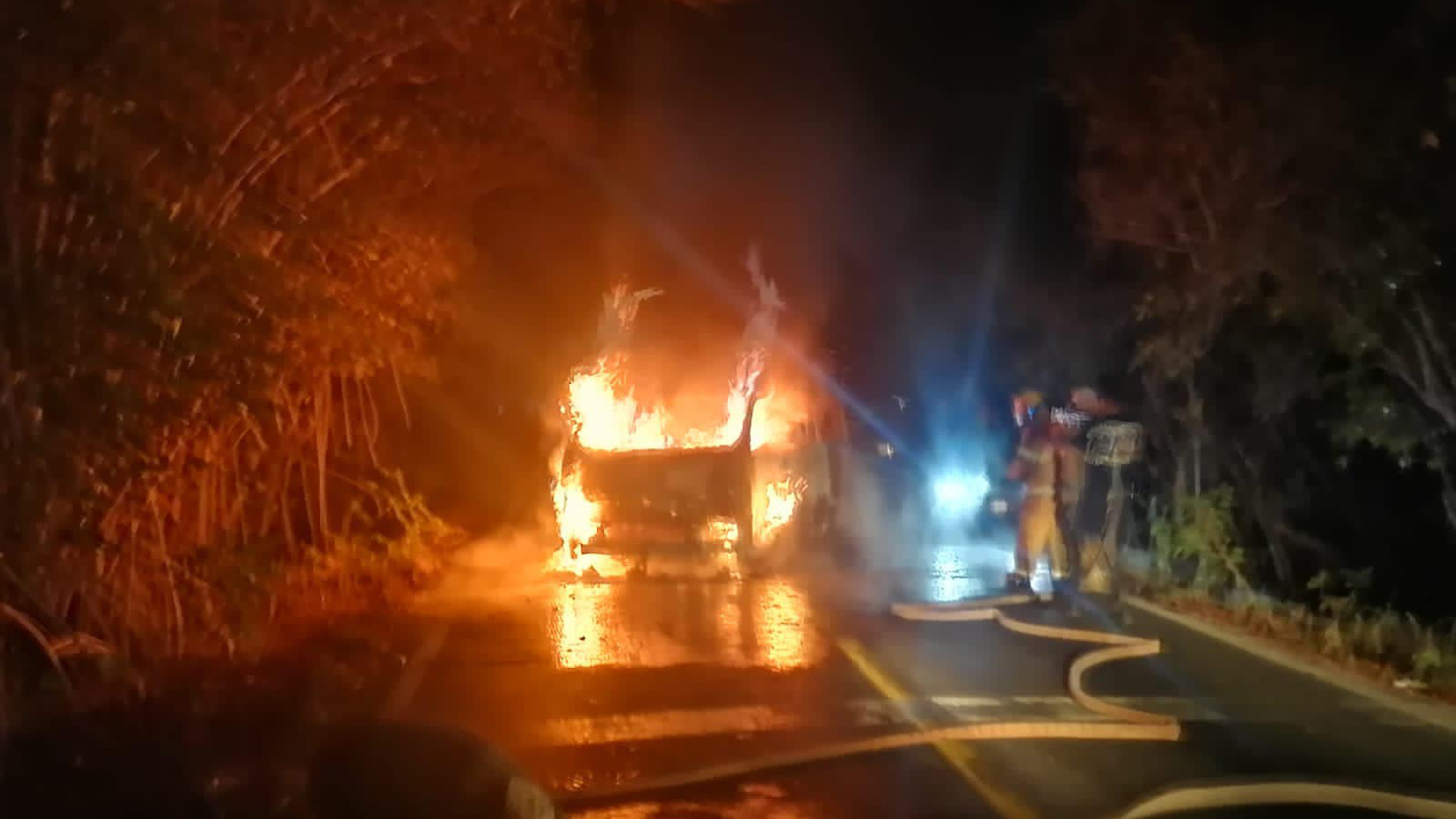Bloquean carreteras en Nayarit con quema de vehículos