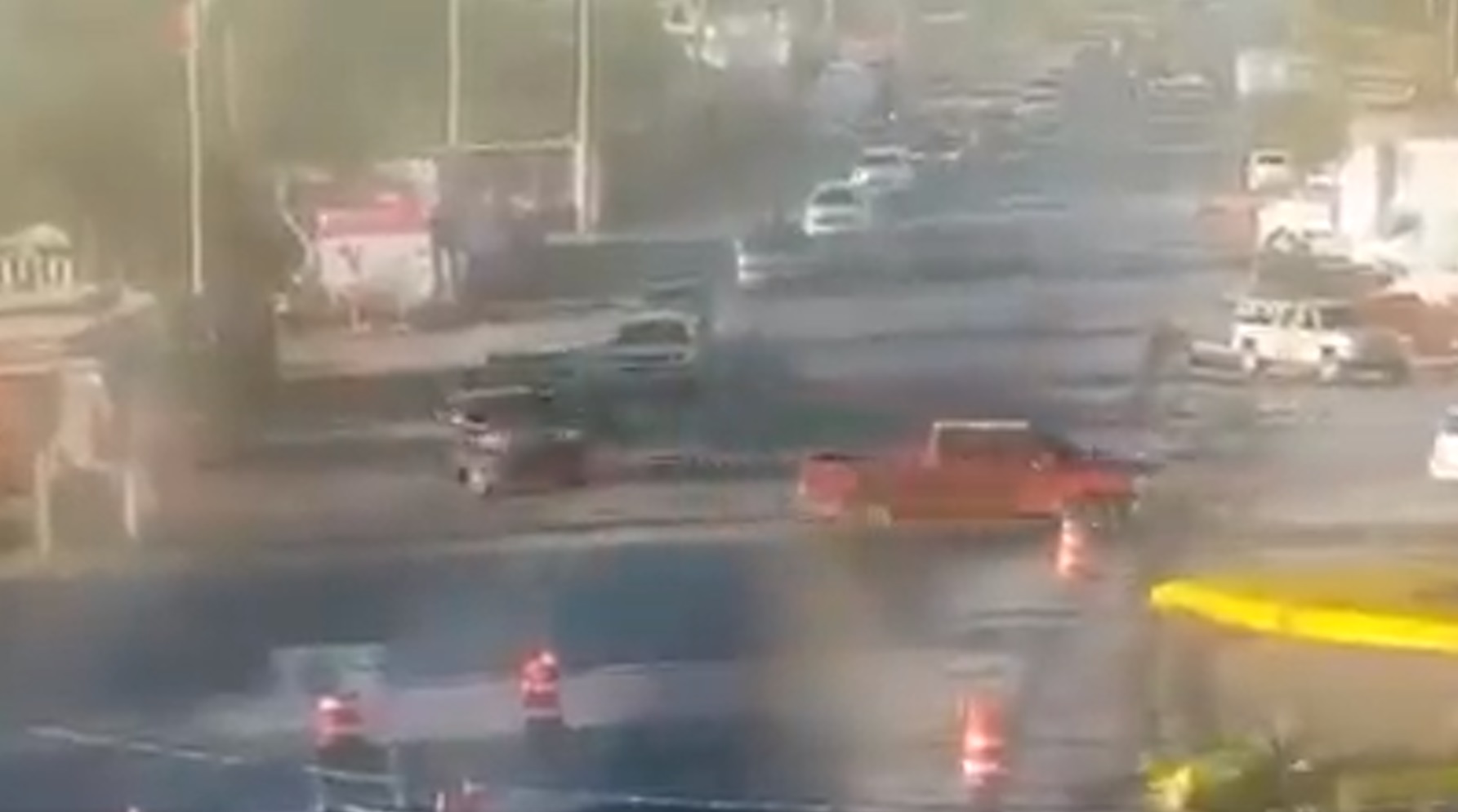 #Video Reportan bloqueos en municipios de Tamaulipas; sujetos armados circulan en caravana #Video Reportan bloqueos en municipios de Tamaulipas; sujetos armados circulan en caravana