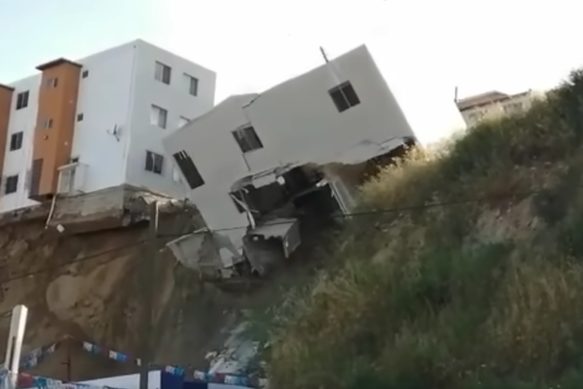 Video Colapsa edificio en Tijuana por deslizamiento de tierra