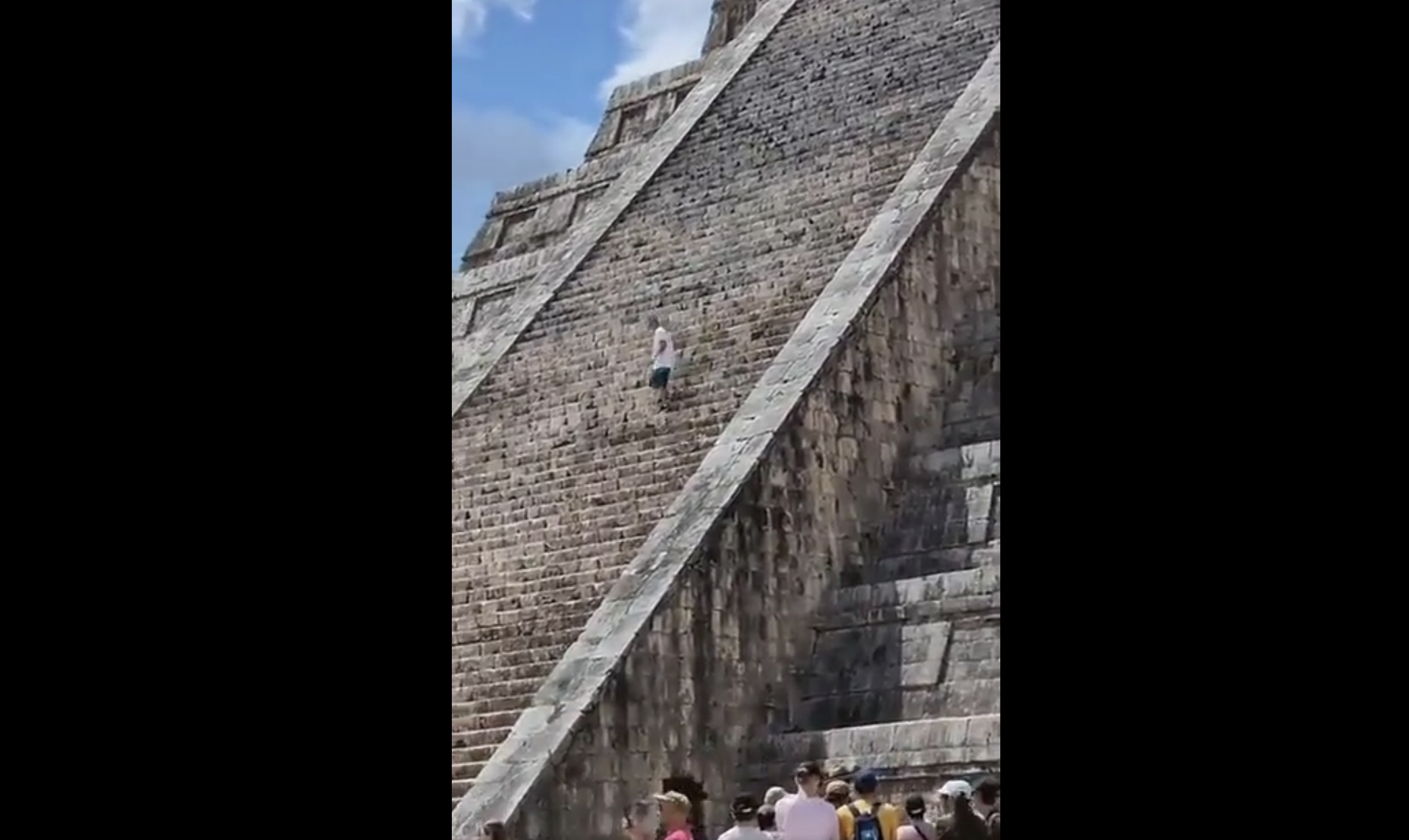 Turista sube al Castillo de Chichén Itzá y testigos exigen doble castigo