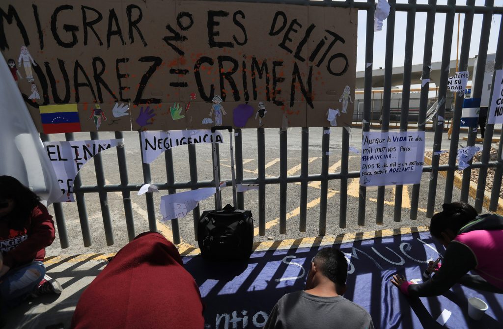 Encienden veladoras en honor a los migrantes muertos en tragedia de Ciudad Juárez - encienden-veladoras-en-honor-a-los-migrantes-muertos-en-tragedia-de-ciudad-juarez-3-1024x670