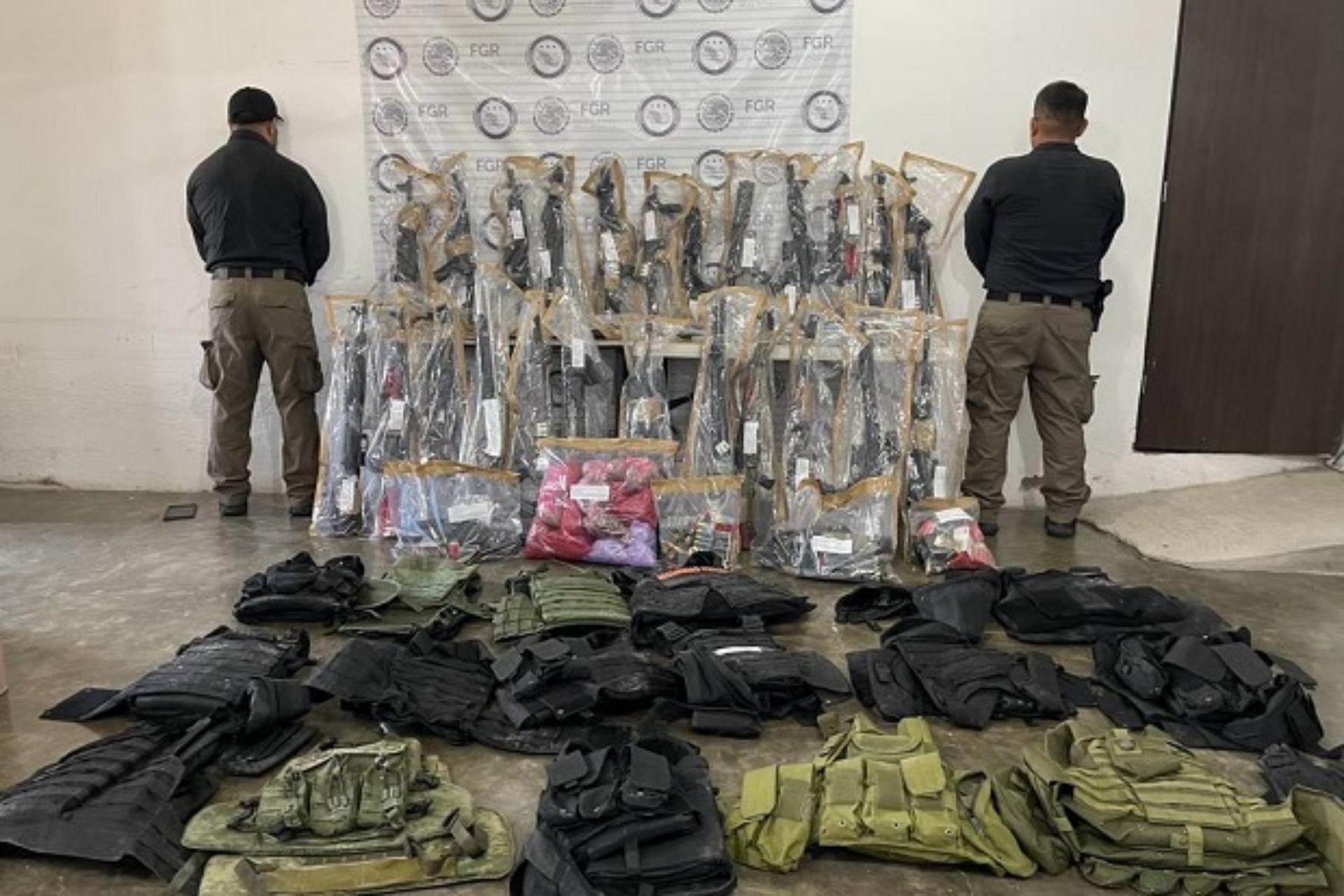 FGR decomisa arsenal y drogas en Juárez, Chiapas