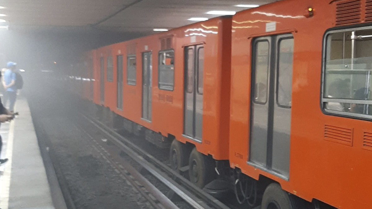 #Video Convoy del Metro saca humo en estación Centro Médico