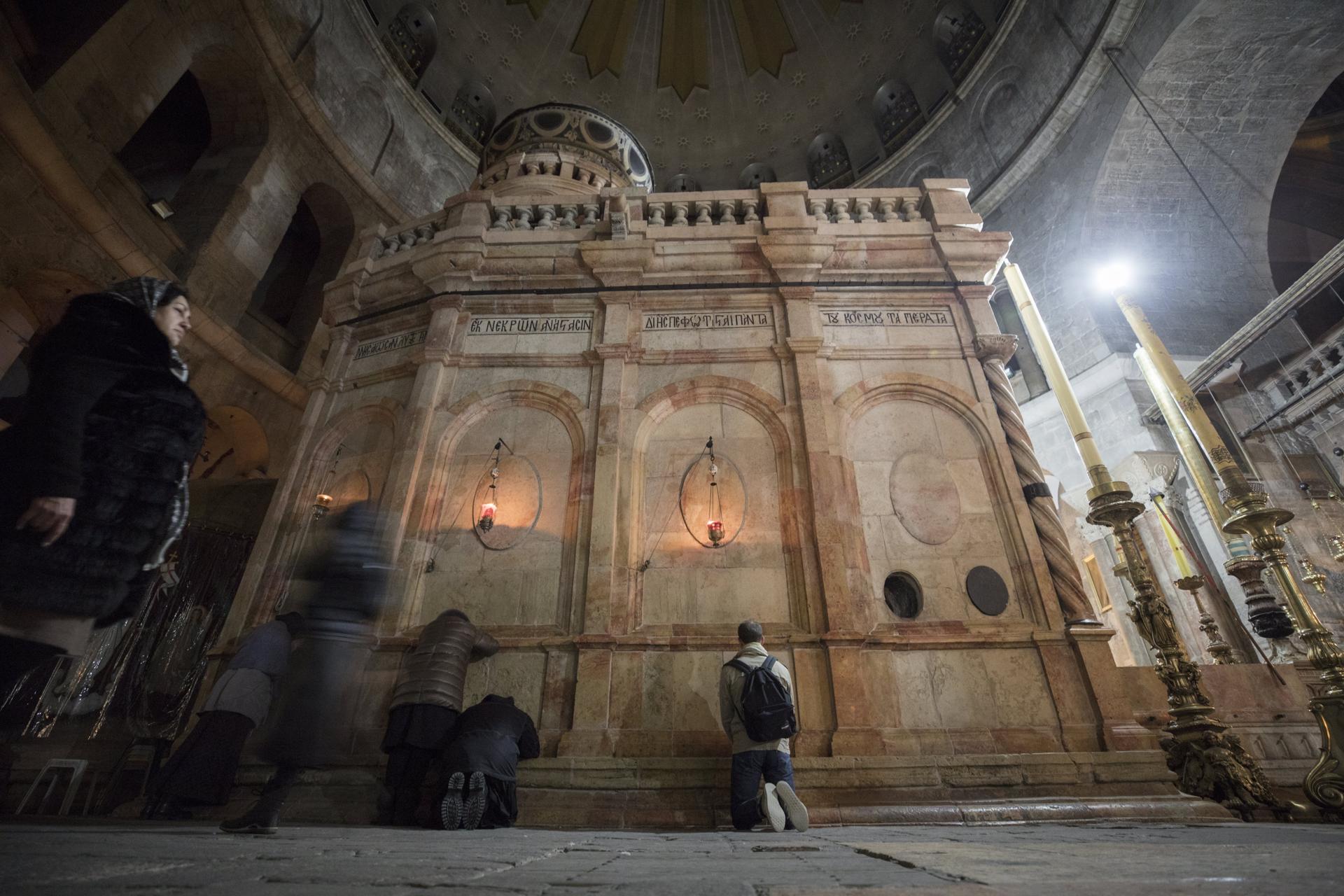 Miles de cristianos celebran el Fuego Sagrado del Santo Sepulcro de Jerusalén