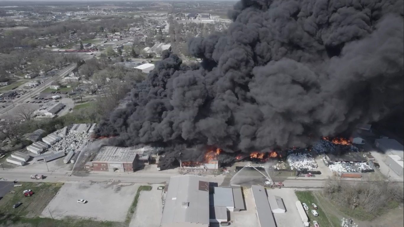 #Video Incendio en Indiana provoca nube tóxica y más de 2 mil evacuados #Video Incendio en Indiana provoca nube tóxica y más de 2 mil evacuados