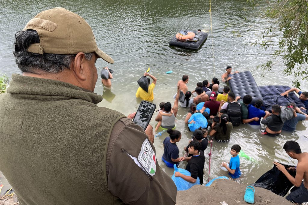 Cientos de migrantes se lanzan al río Bravo pese al aviso del INM - matamoros-migrantes-tamaulipas-rio-bravo-1024x683