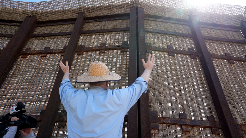 Celebran Jueves Santo en parque fronterizo desafiando a autoridades de EE.UU. - muro-fronterizo-1-1024x576