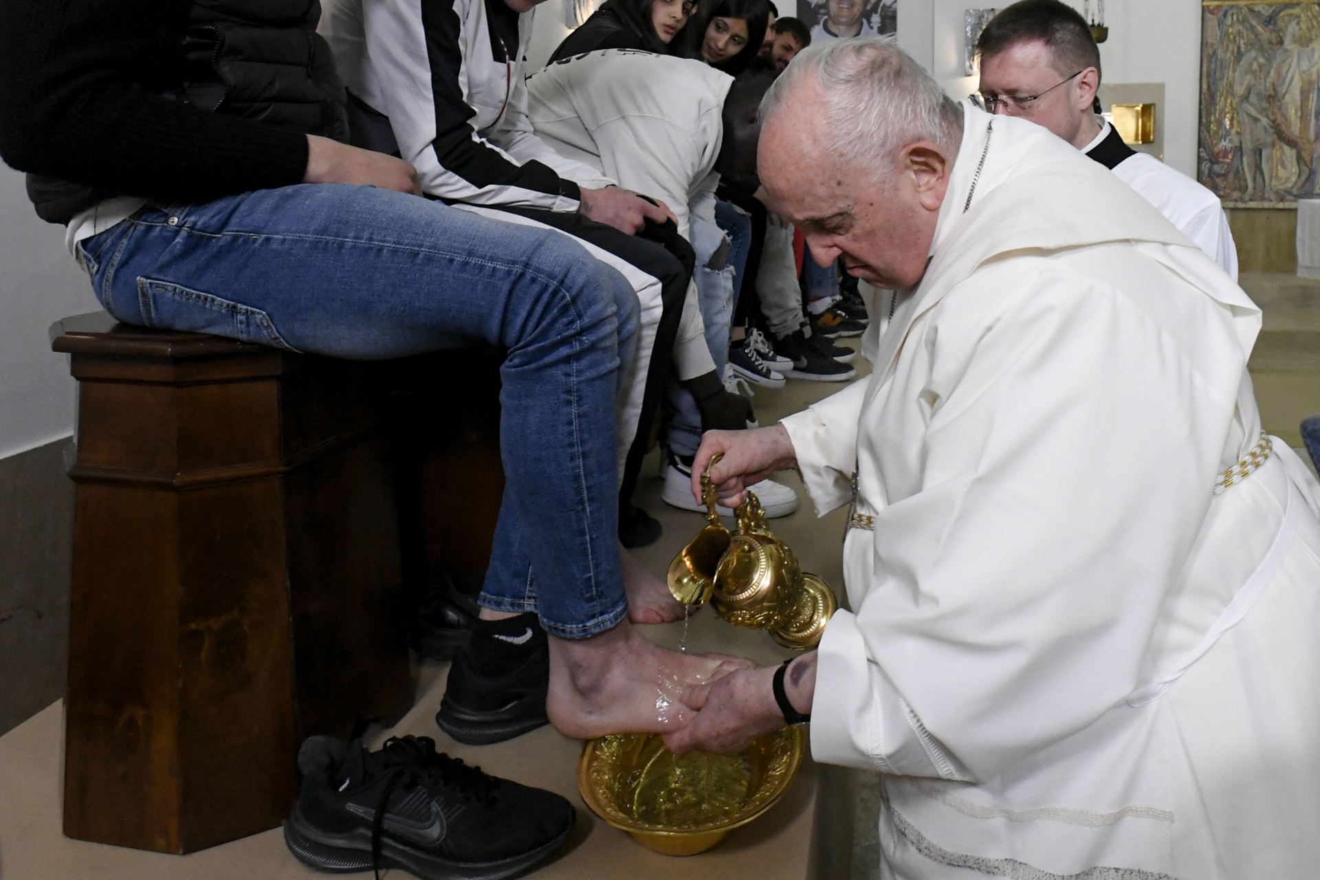 Pope Francis washes the feet of twelve prisoners on Holy Thursday