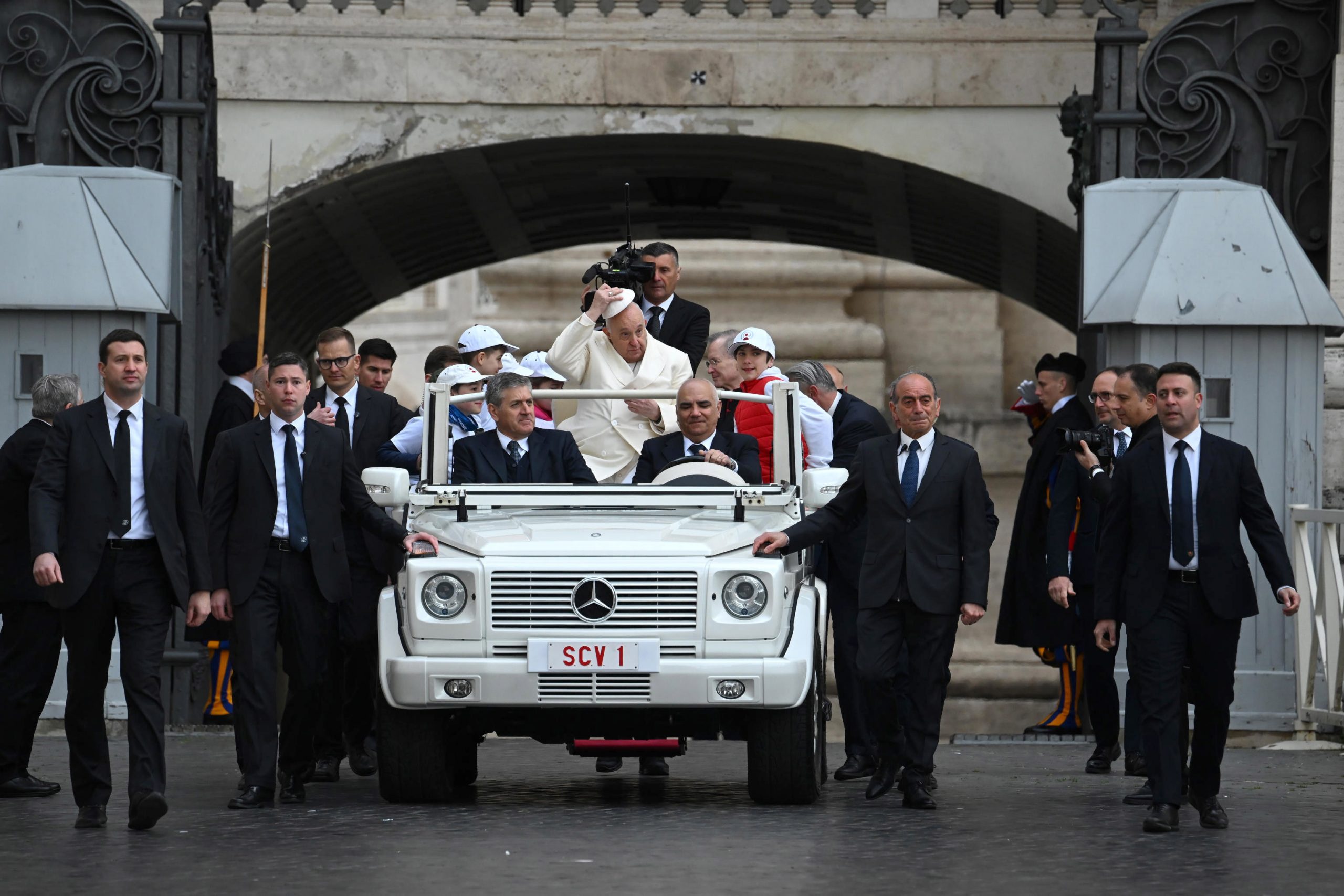 El papa, ausente en un Vía Crucis con la guerra de Ucrania de nuevo presente