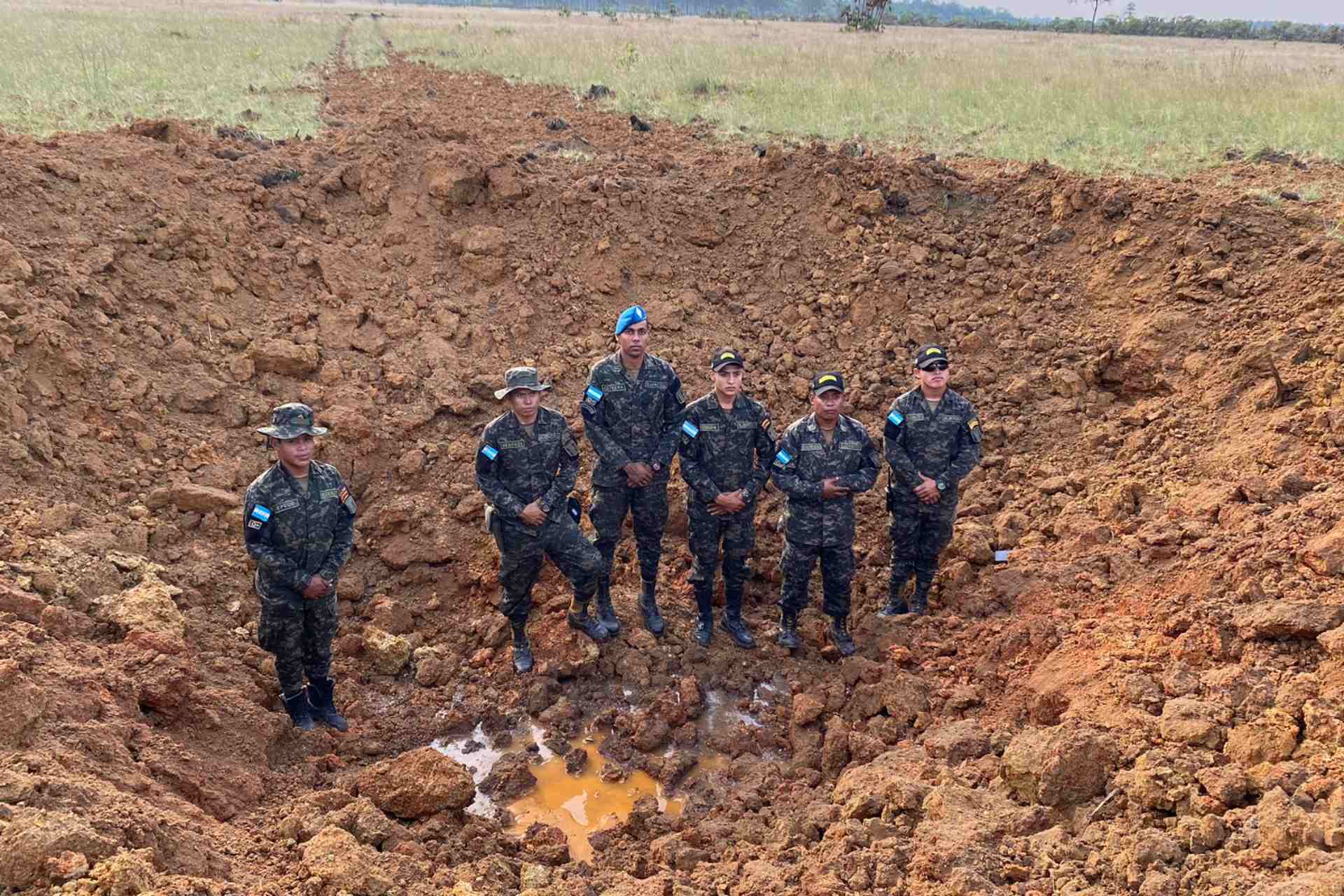 Militares de Honduras destruyen pista clandestina usada por el narcotráfico Militares de Honduras destruyen pista clandestina usada por el narcotráfico