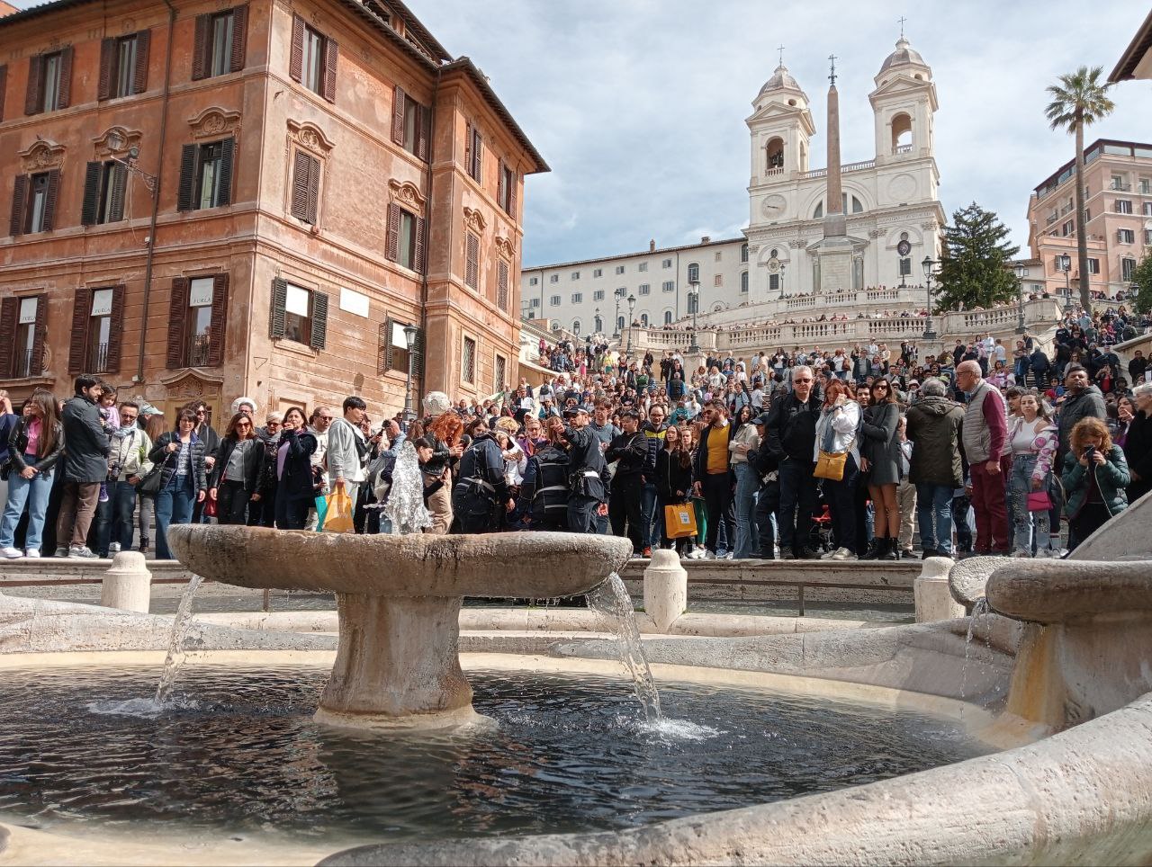 Tiñen de negro agua en la Plaza España de Roma como protesta Tiñen de negro agua en la Plaza España de Roma como protesta