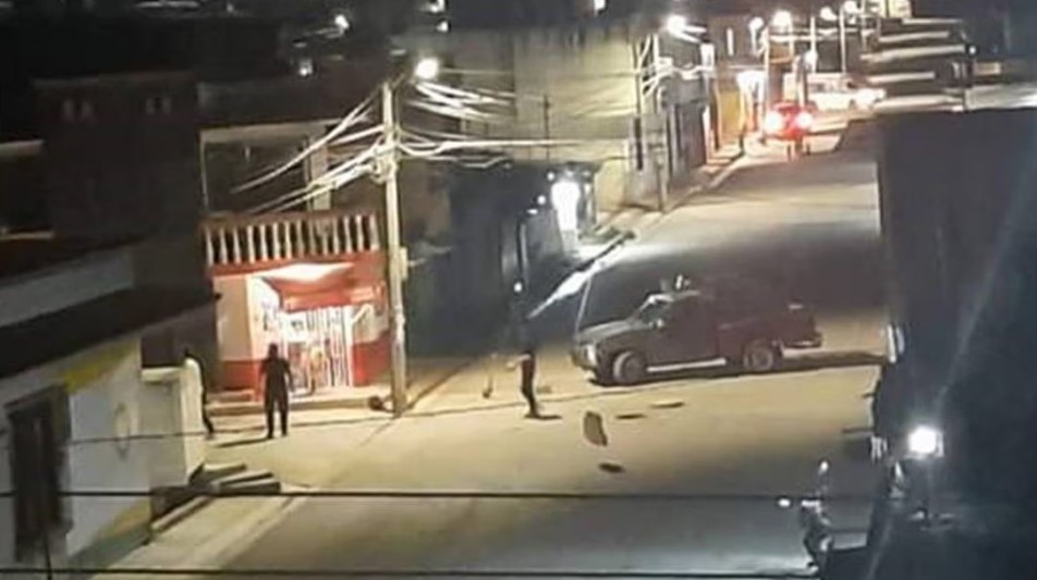 #Video Continúan disparos en San Cristóbal de las Casas pese a llegada del Ejército #Video Continúan disparos en San Cristóbal de las Casas pese a llegada del Ejército