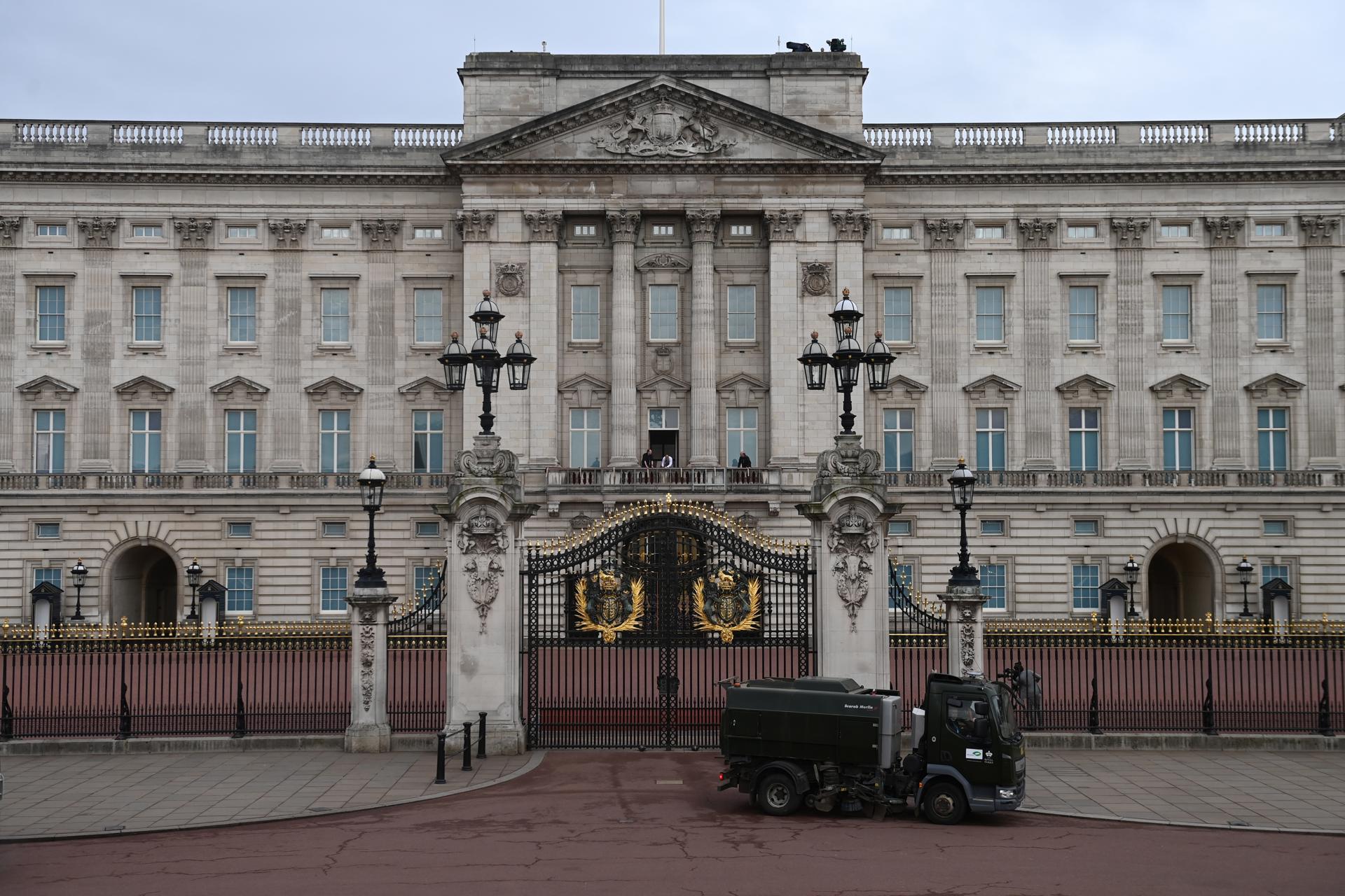 Carlos III y Camila llegan al Palacio de Buckingham antes de la coronación