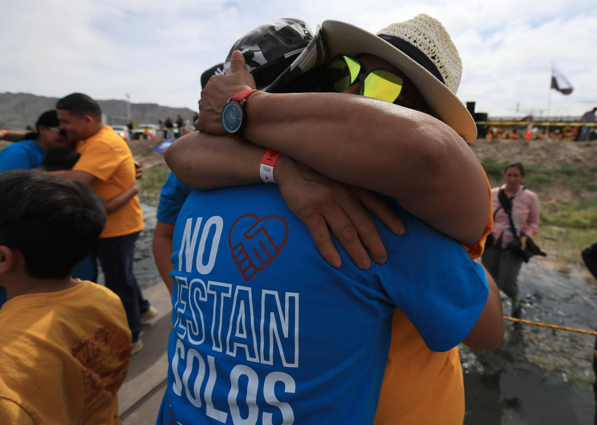Familias separadas por política migratoria se “abrazan” en límite México-EE.UU.