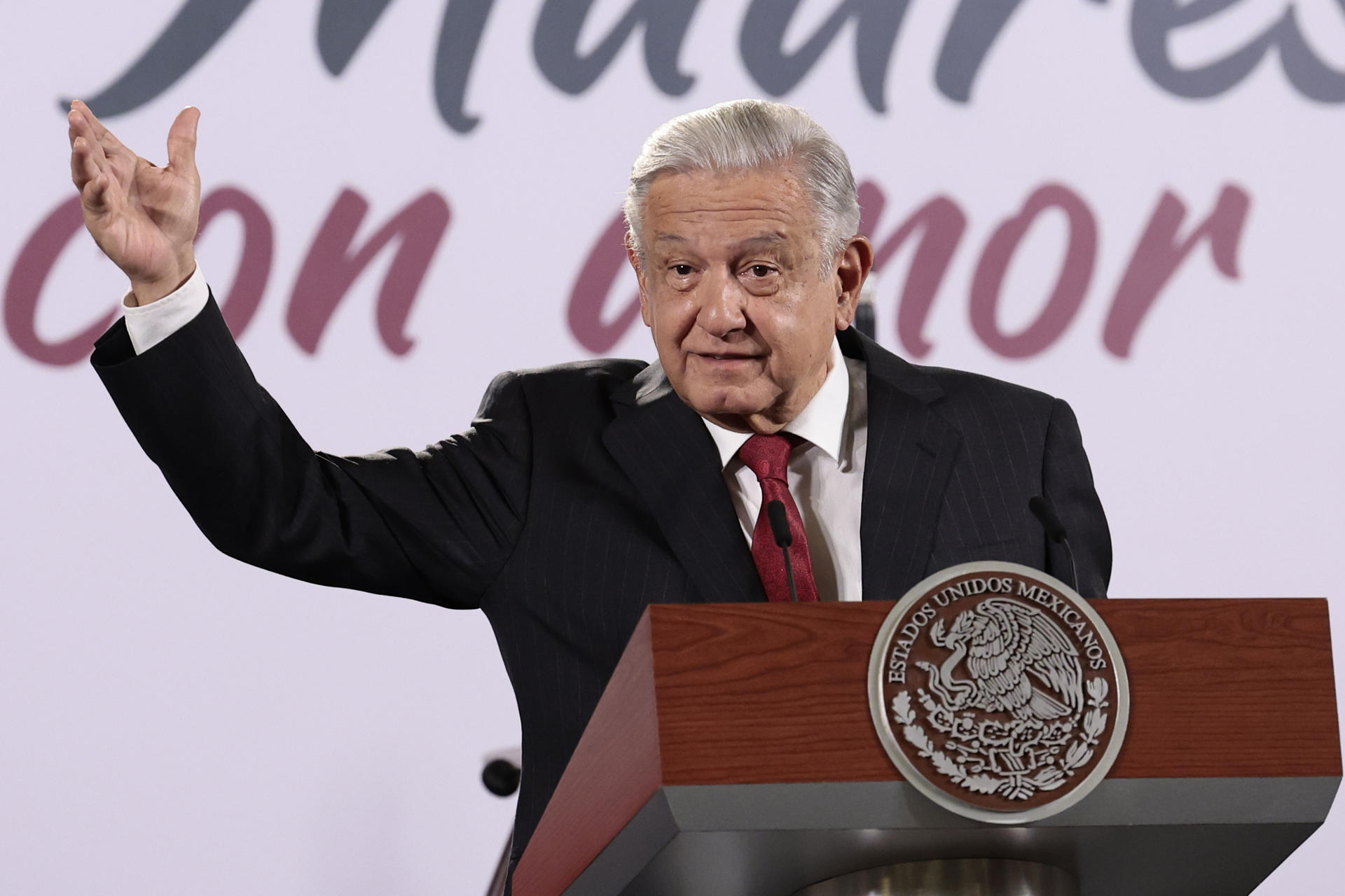 AMLO deja en manos de los legisladores llevar a juicio político a ministros de la SCJN AMLO deja en manos de los legisladores llevar a juicio político a ministros de la SCJN