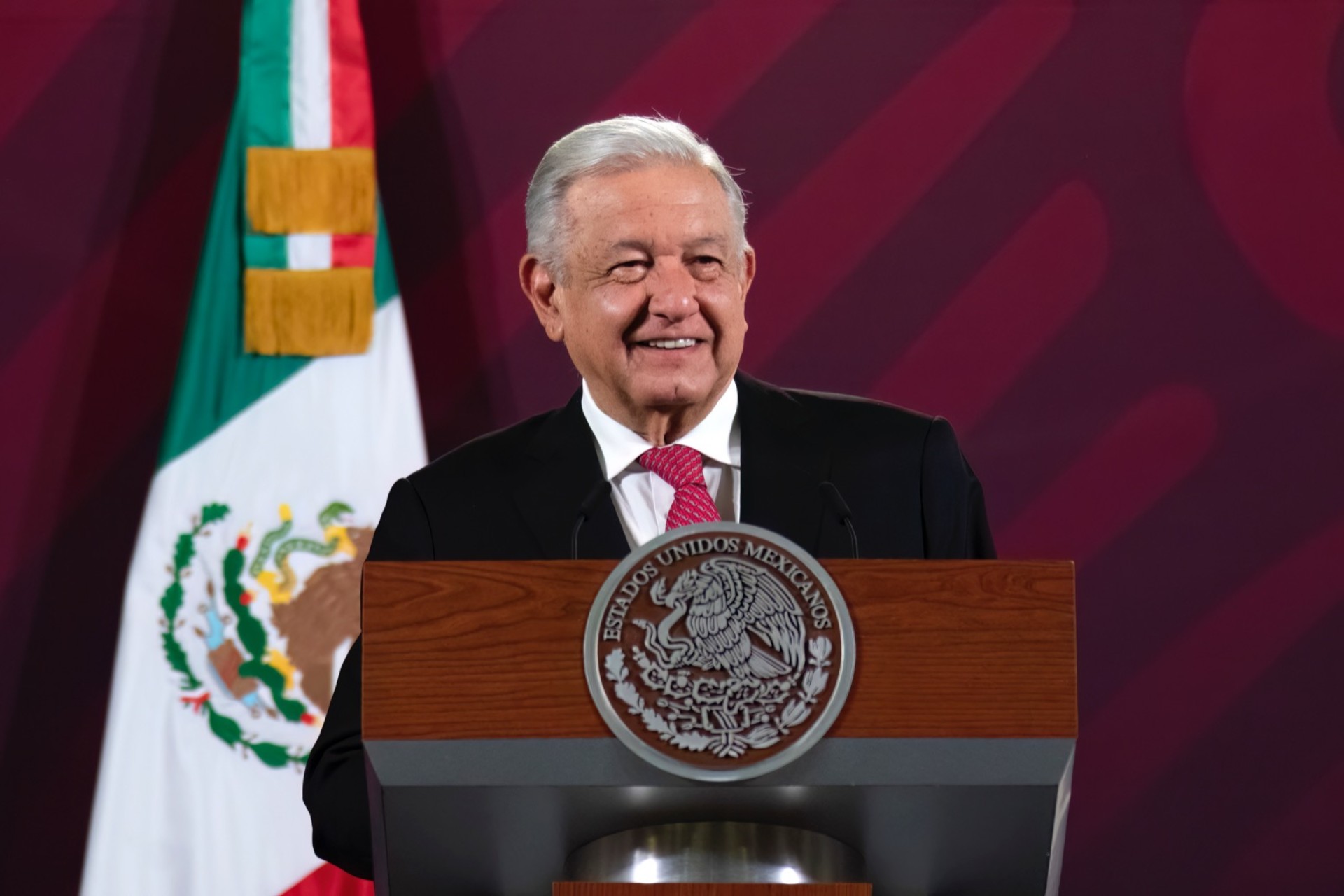 “No es conmigo, es con el pueblo”: AMLO a oposición “No es conmigo, es con el pueblo”: AMLO a oposición