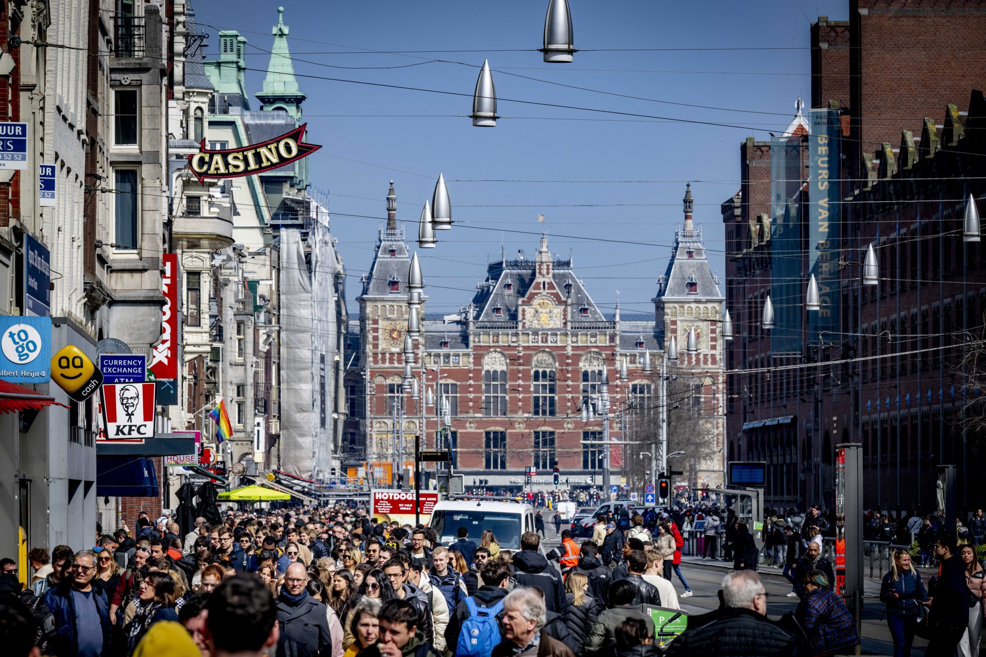 Ámsterdam se beneficia de su propio monstruo: el turismo masivo