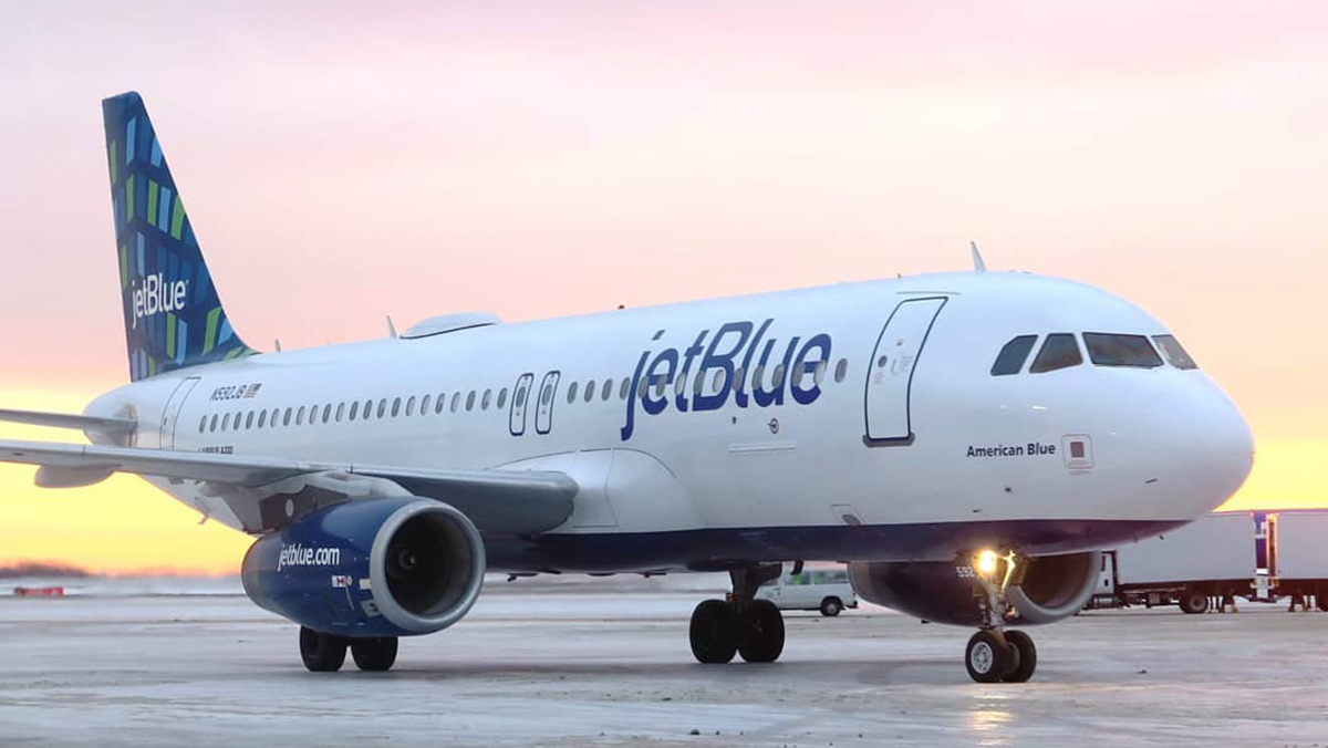 Desalojan avión a punto de despegar en Miami por alerta de paquete sospechoso