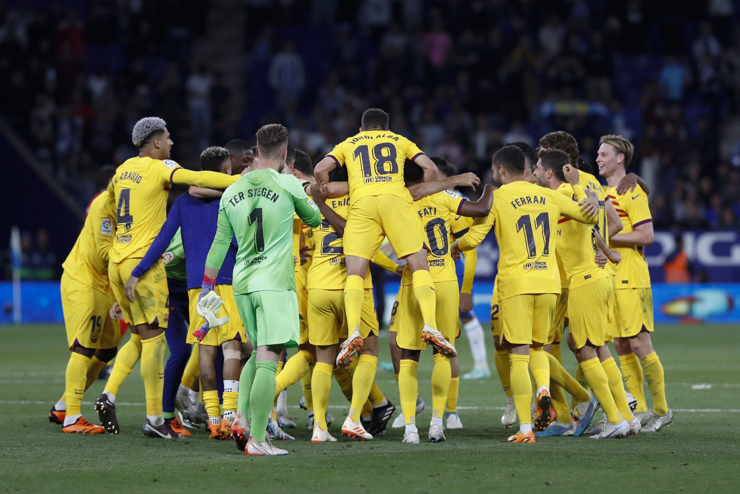 Barcelona atropella al Espanyol y se proclama campeón de LaLiga
