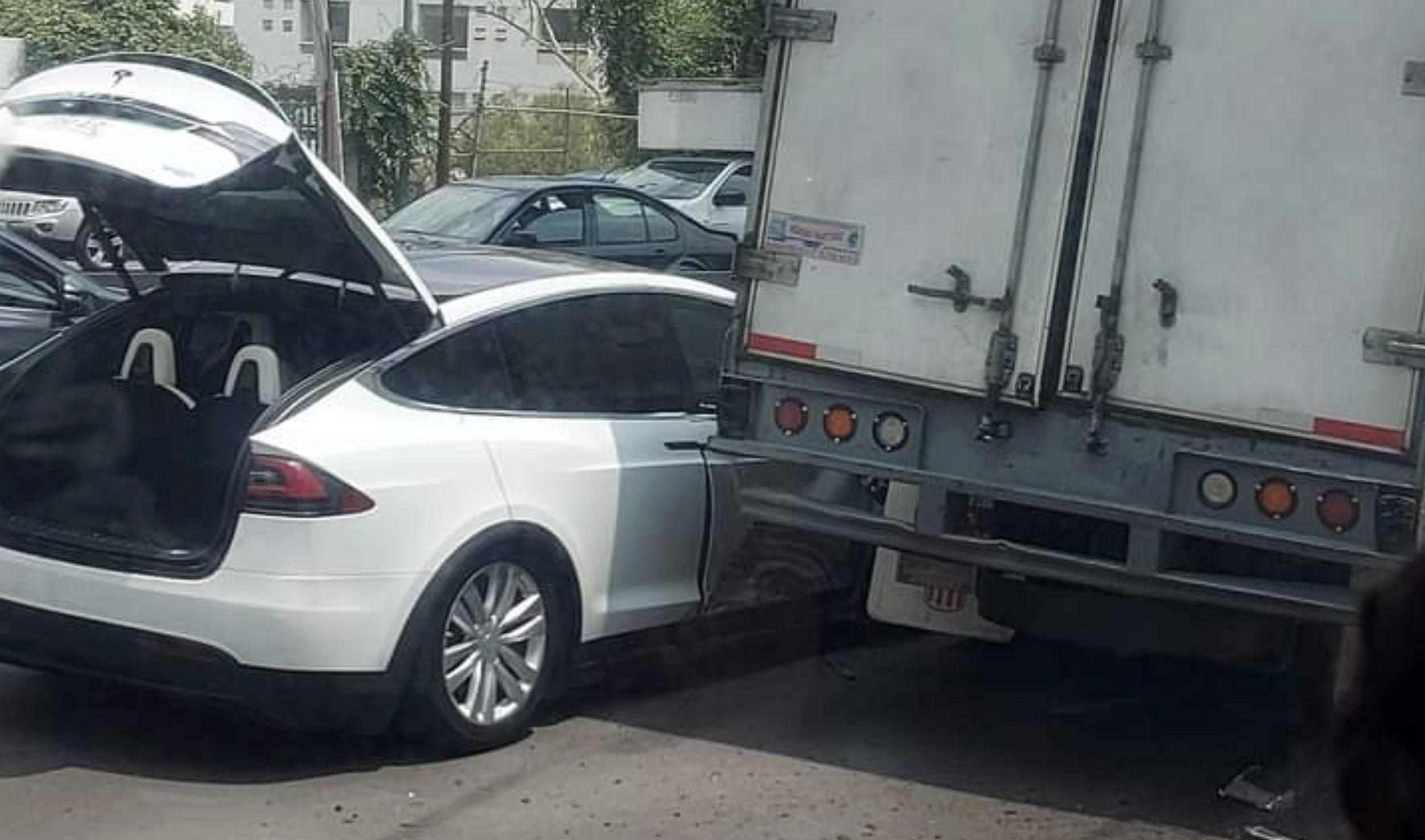 Camión choca contra varios vehículos en Prolongación Paseo de la Reforma Camión choca contra varios vehículos en Prolongación Paseo de la Reforma