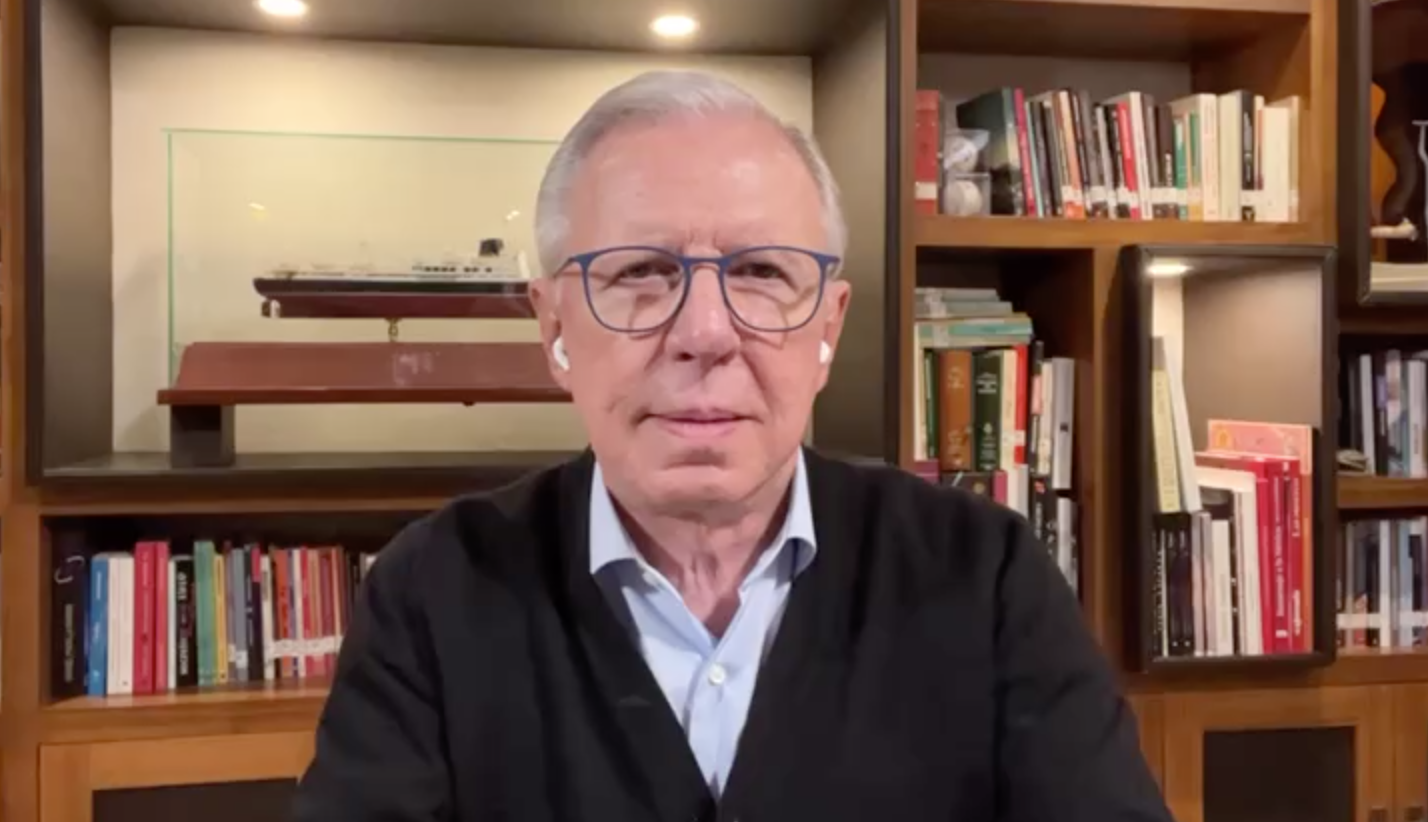 Haciendo campaña desde su Palacio