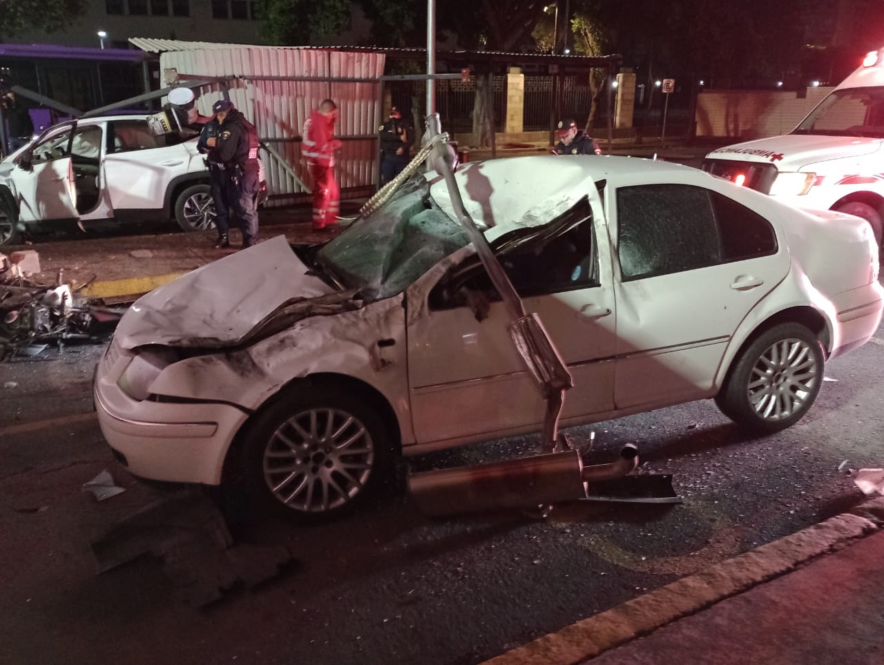 Sujeto en presunto estado de ebriedad choca contra vehículos y puesto en Chapultepec