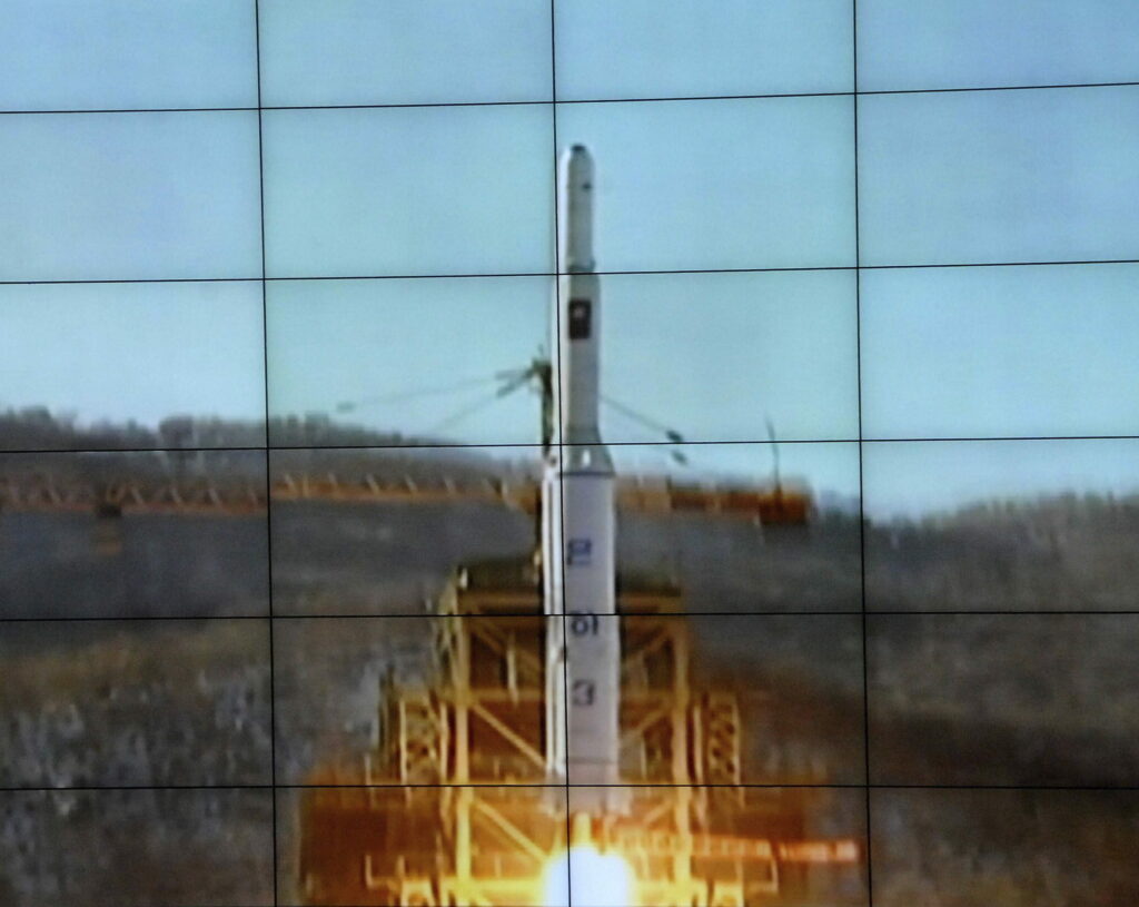 Asegura Corea del Norte que puso en órbita su satélite espía - cohete-lanzamiento-1024x815