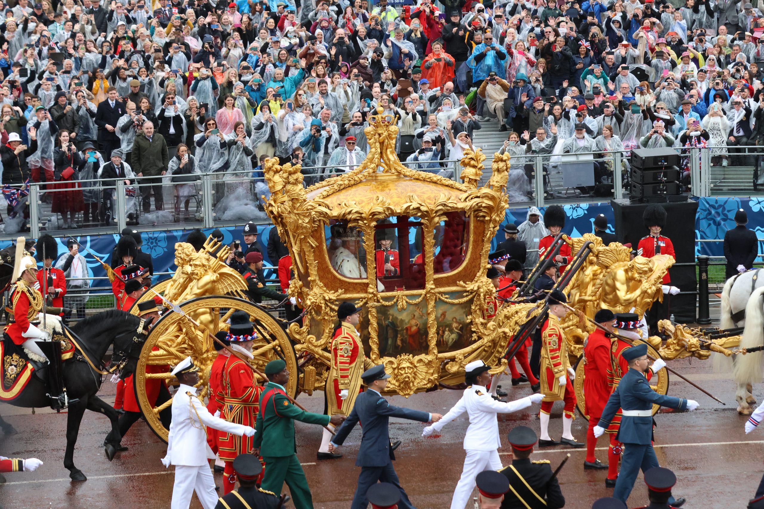 Miles de personas toman Londres para celebrar la coronación de Carlos III