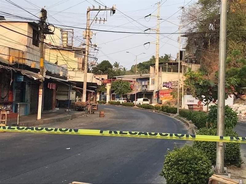 Encuentran cuatro cuerpos en puente peatonal de Acapulco Encuentran cuatro cuerpos en puente peatonal de Acapulco