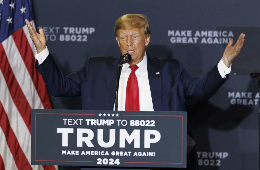 Trump puede participar en las elecciones imputado, incluso si acaba encarcelado - donald-trump-migrantes-1024x669