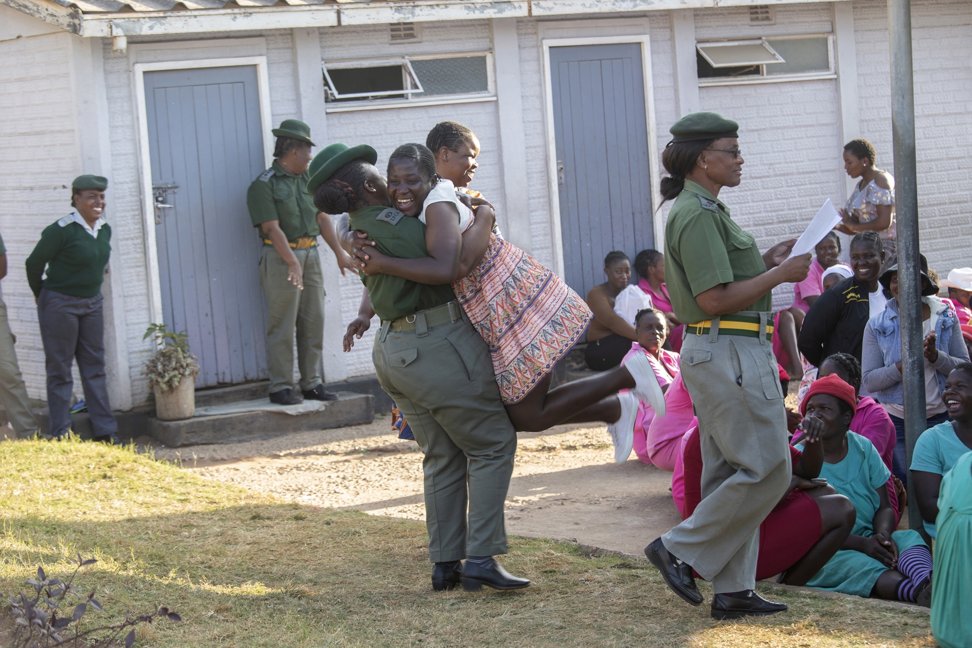 El presidente de Zimbabue indulta a 4 mil 270 presos para evitar una superpoblación carcelaria