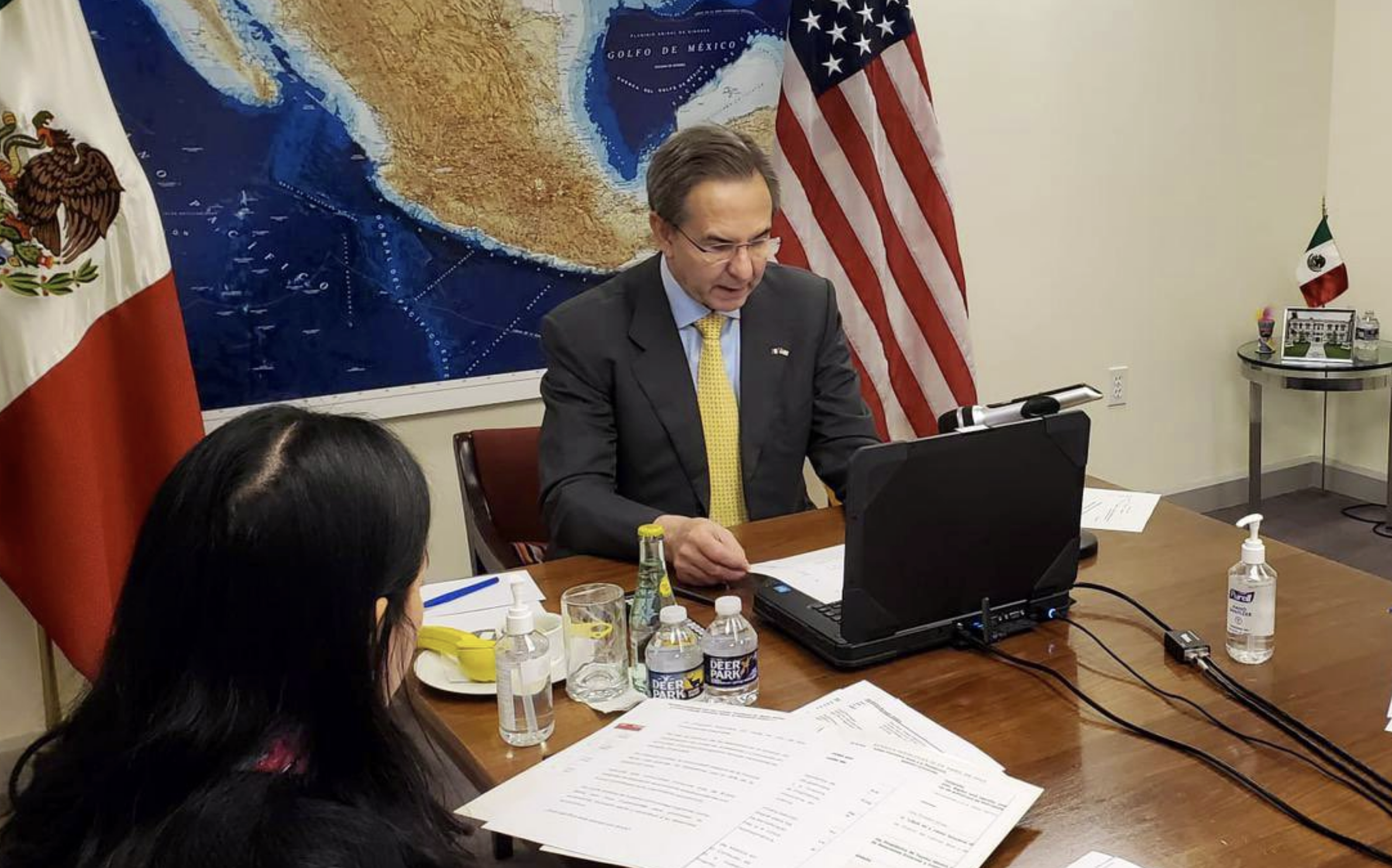 Esteban Moctezuma condena las “palabras racistas” del senador John Kennedy