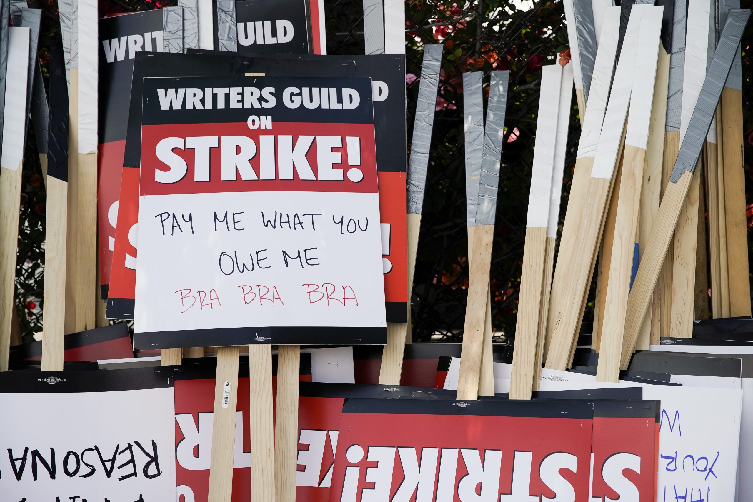 Estudios contradicen la versión de los guionistas de Hollywood en huelga Estudios contradicen la versión de los guionistas de Hollywood en huelga