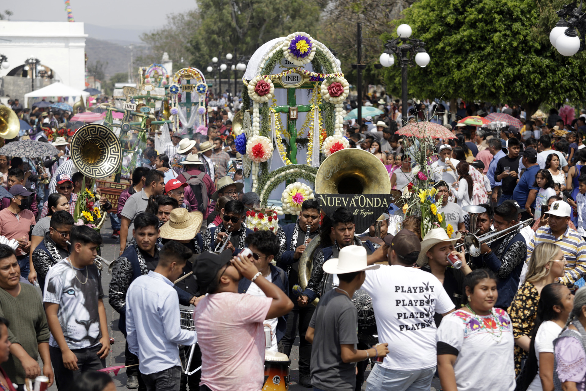 Habitantes de Huaquechula celebran con danza el Día de la Santa Cruz