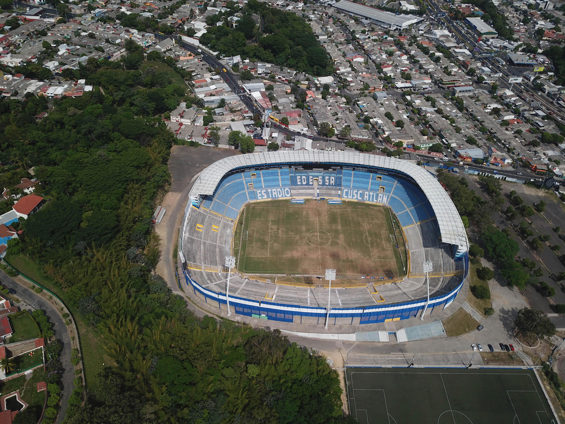 Homenajean a los aficionados fallecidos en el estadio Cuscatlán en El Salvador