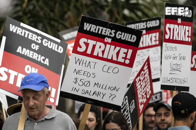 Guionistas de EE.UU. esperan que negociación de Sindicato de Directores presione a estudios Guionistas de EE.UU. esperan que negociación de Sindicato de Directores presione a estudios