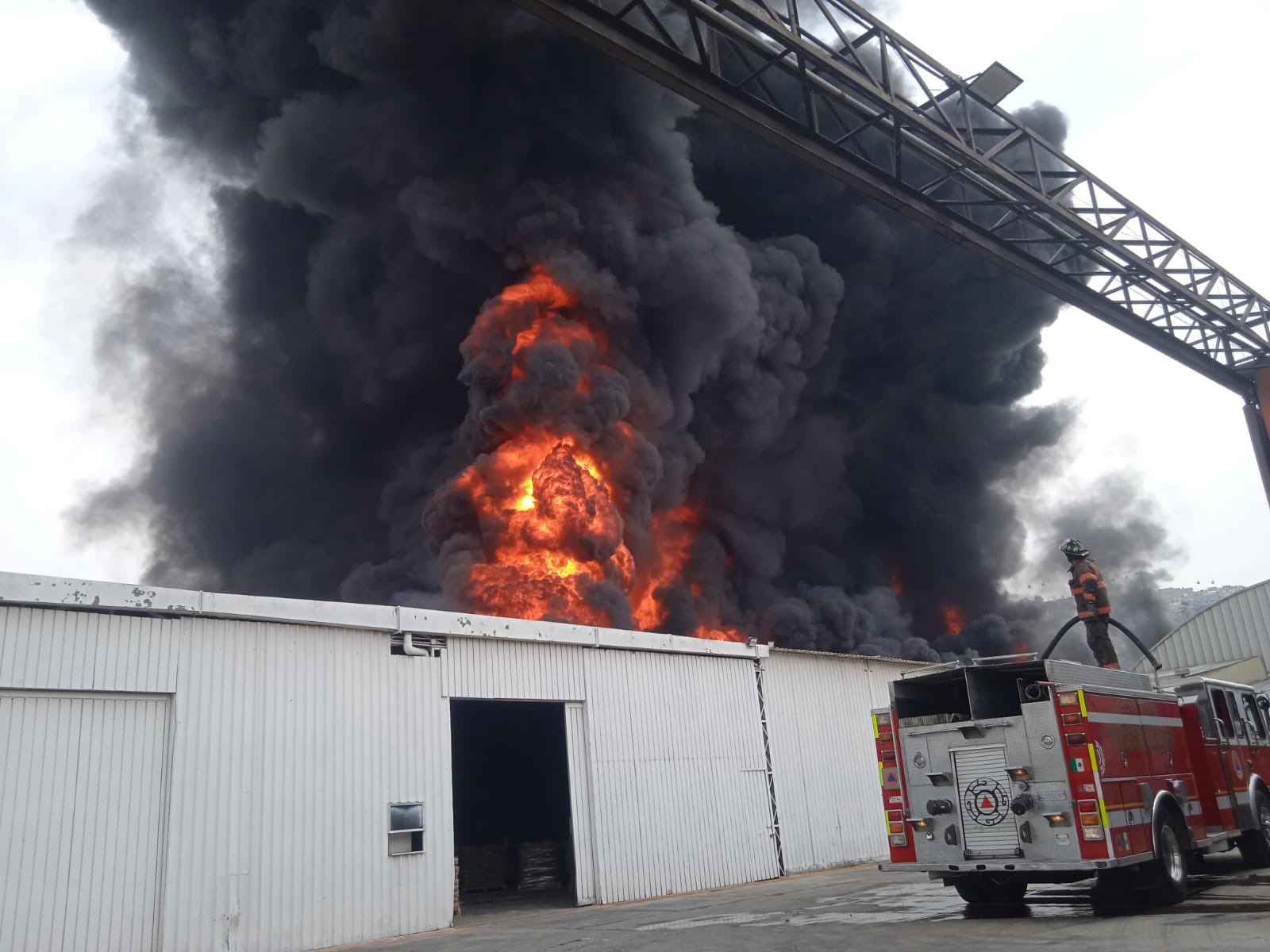 #Video Incendio consume fábrica de pinturas de Ecatepec #Video Incendio consume fábrica de pinturas de Ecatepec