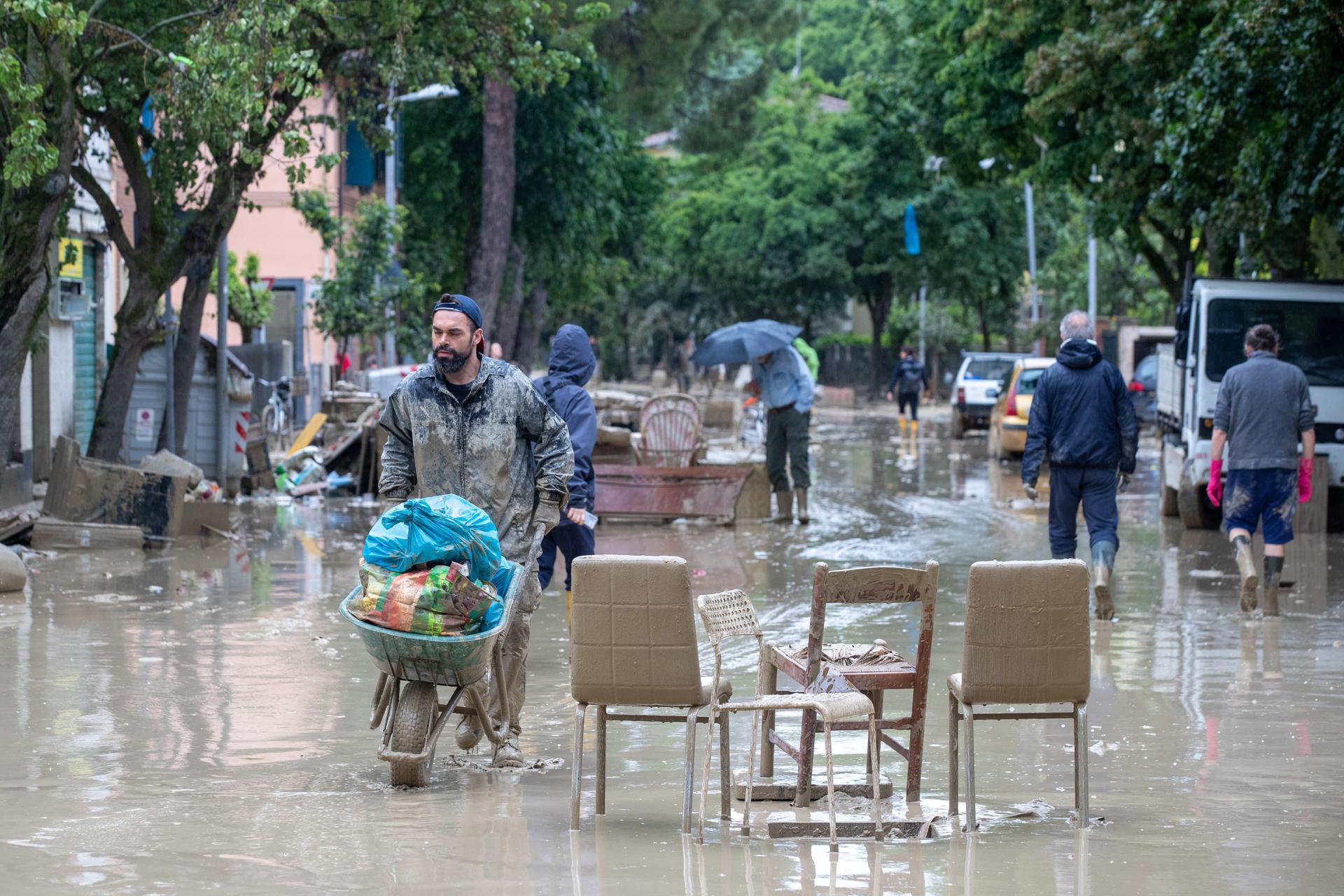 Al menos 14 muertos por las inundaciones en Italia, donde un nuevo ciclón mantiene alertas