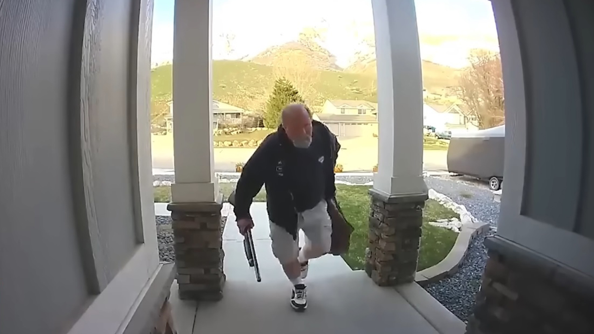 #Video Hombre viajó mil 100 km para matar a su hermano e incendiar su casa #Video Hombre viajó mil 100 km para matar a su hermano e incendiar su casa