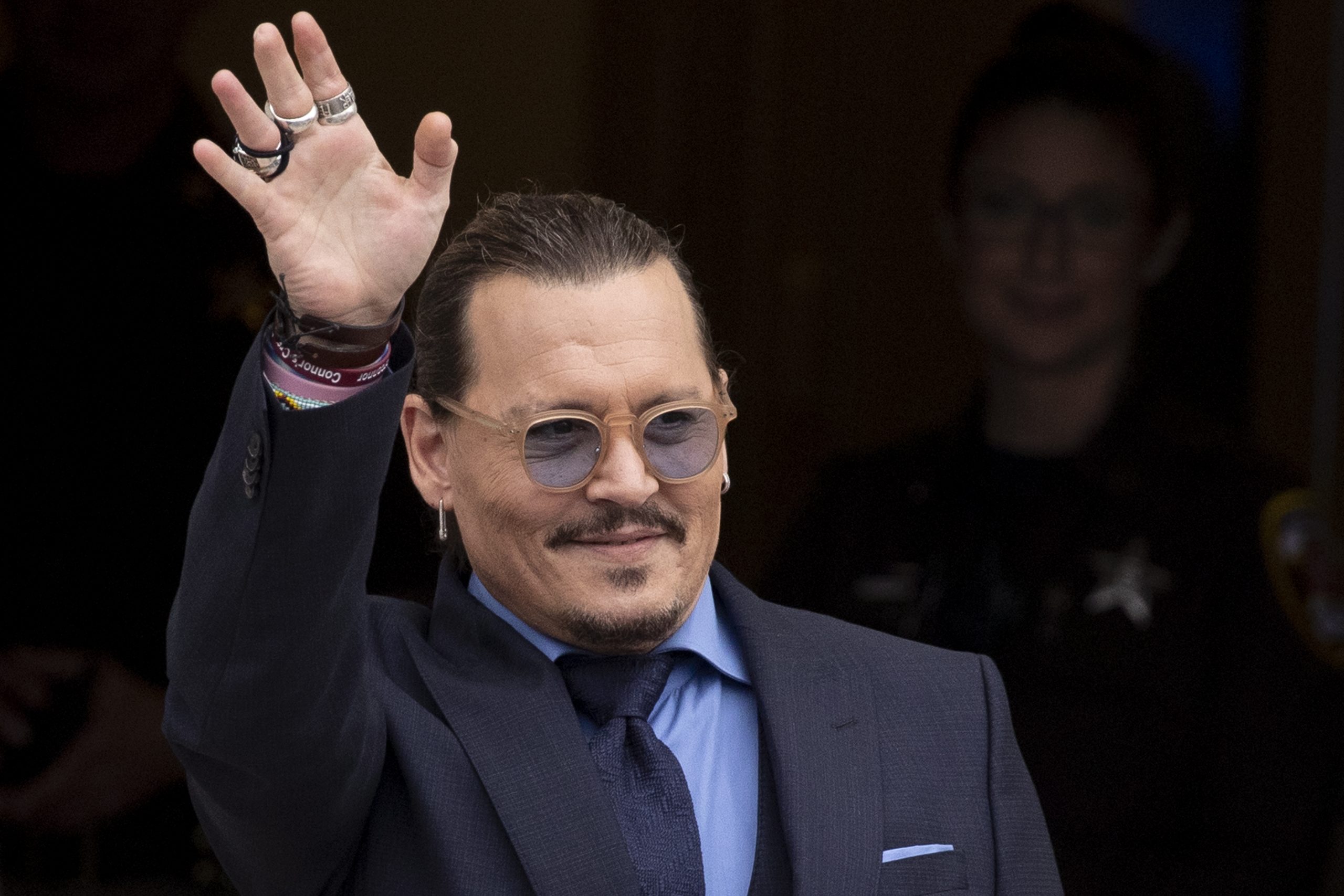 Johnny Depp, como Luis XV, abre la 76 edición del Festival de Cannes