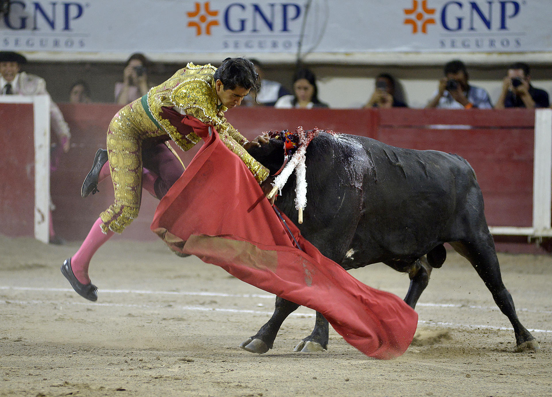 #Video Toro embiste a Joselito Adame en Feria de San Marcos
