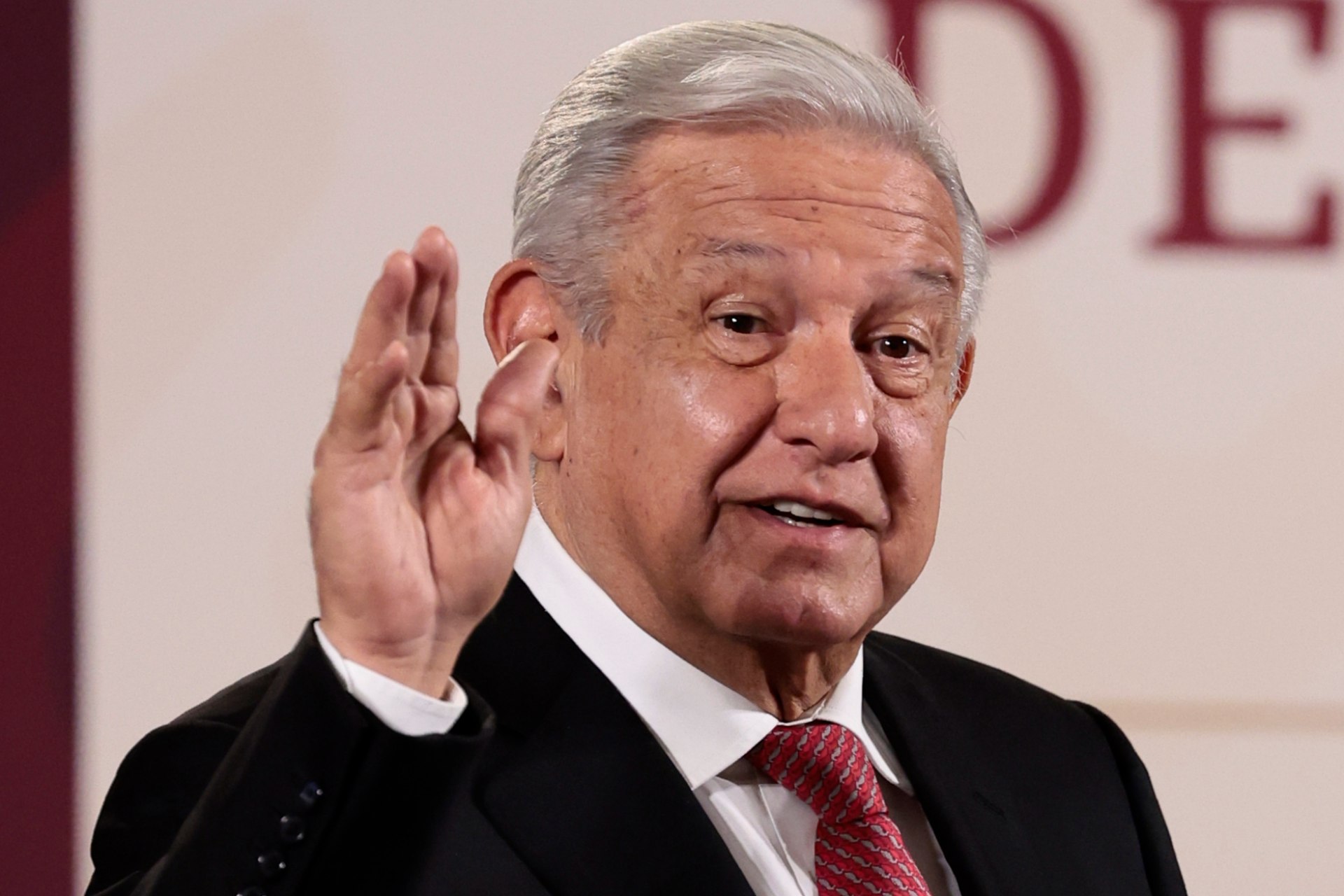 Celebra López Obrador baja en inflación y peso fuerte