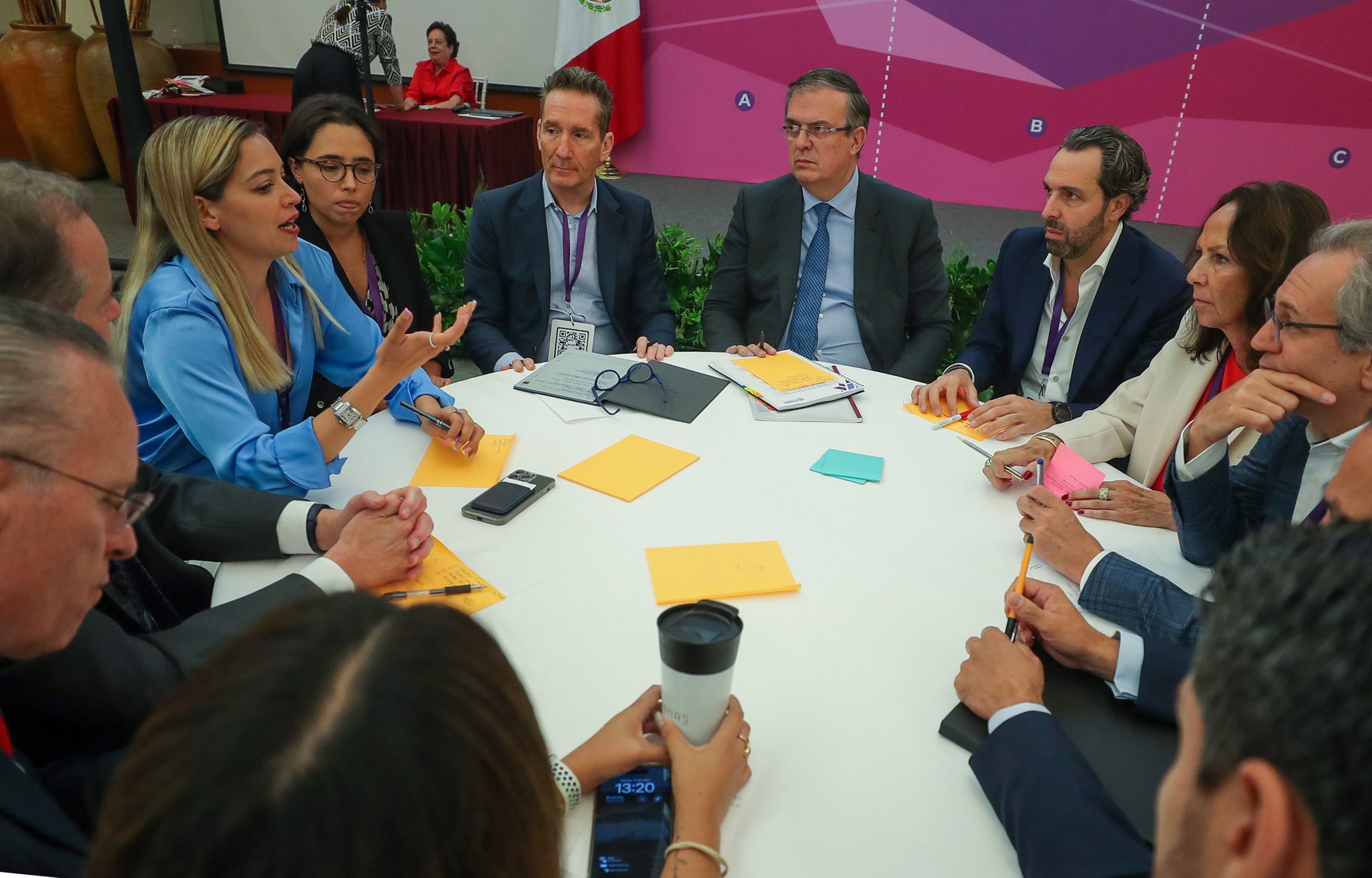 Ebrard pide regular y disminuir costo para lanzar nuevas empresas en México