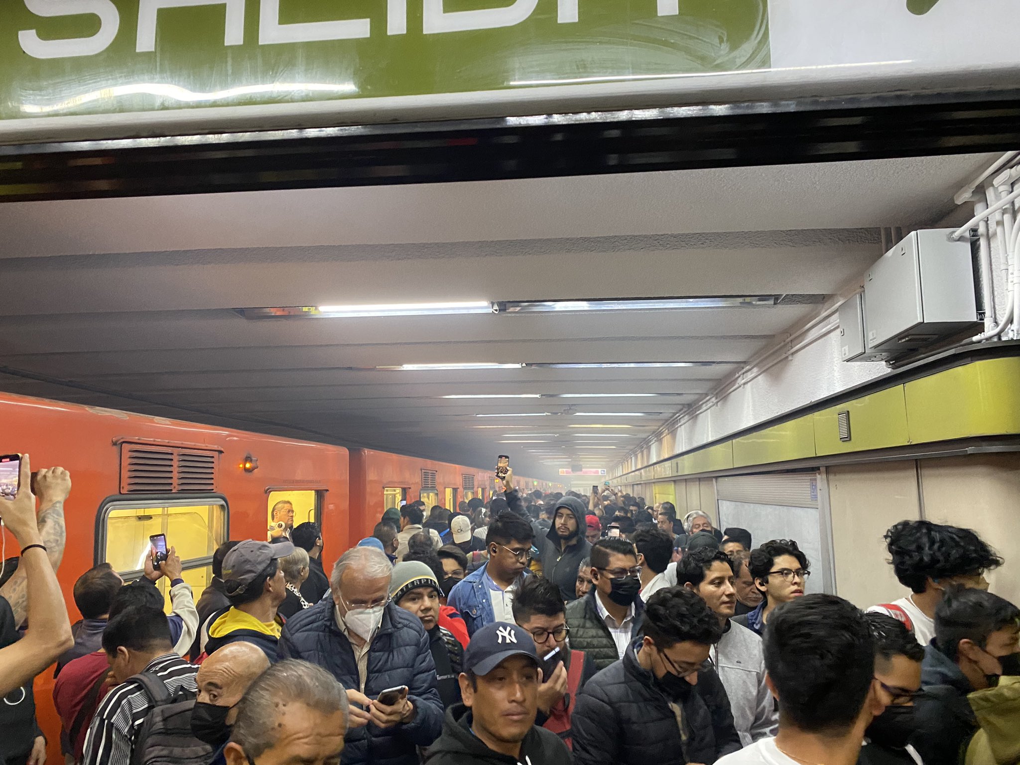 #Video Estación División del Norte del Metro se llena de humo #Video Estación División del Norte del Metro se llena de humo