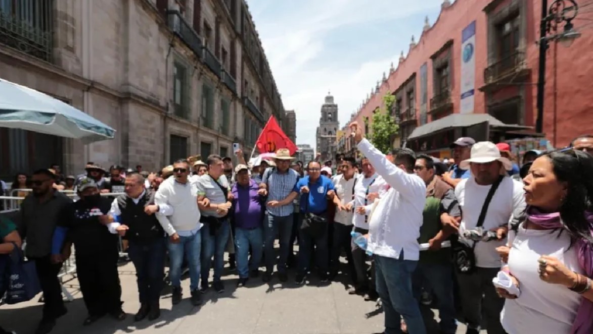 CNTE intenta ingresar a comida con AMLO por Día del Trabajo, pero le niegan el acceso