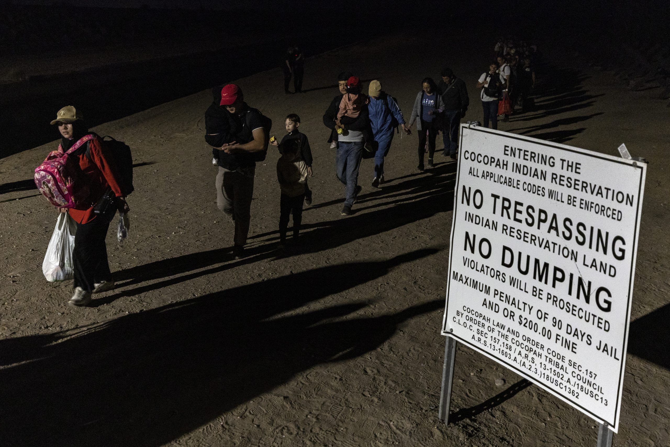 Texas presenta demanda contra medida que permitiría la liberación de algunos indocumentados